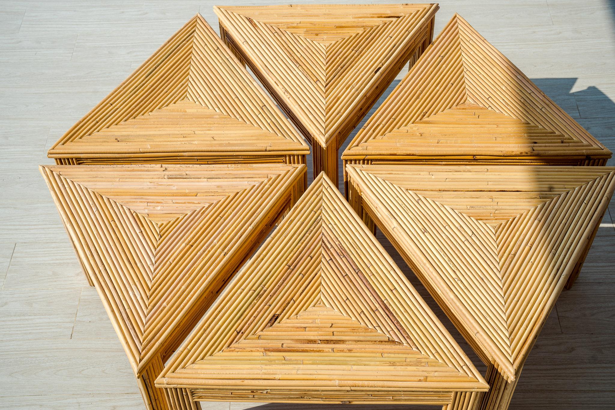 Créez votre propre forme de table basse avec ces tables triangulaires en rotin, à la fois amusantes et fonctionnelles. Un travail de grande qualité, entièrement réalisé à la main. Excellent état.