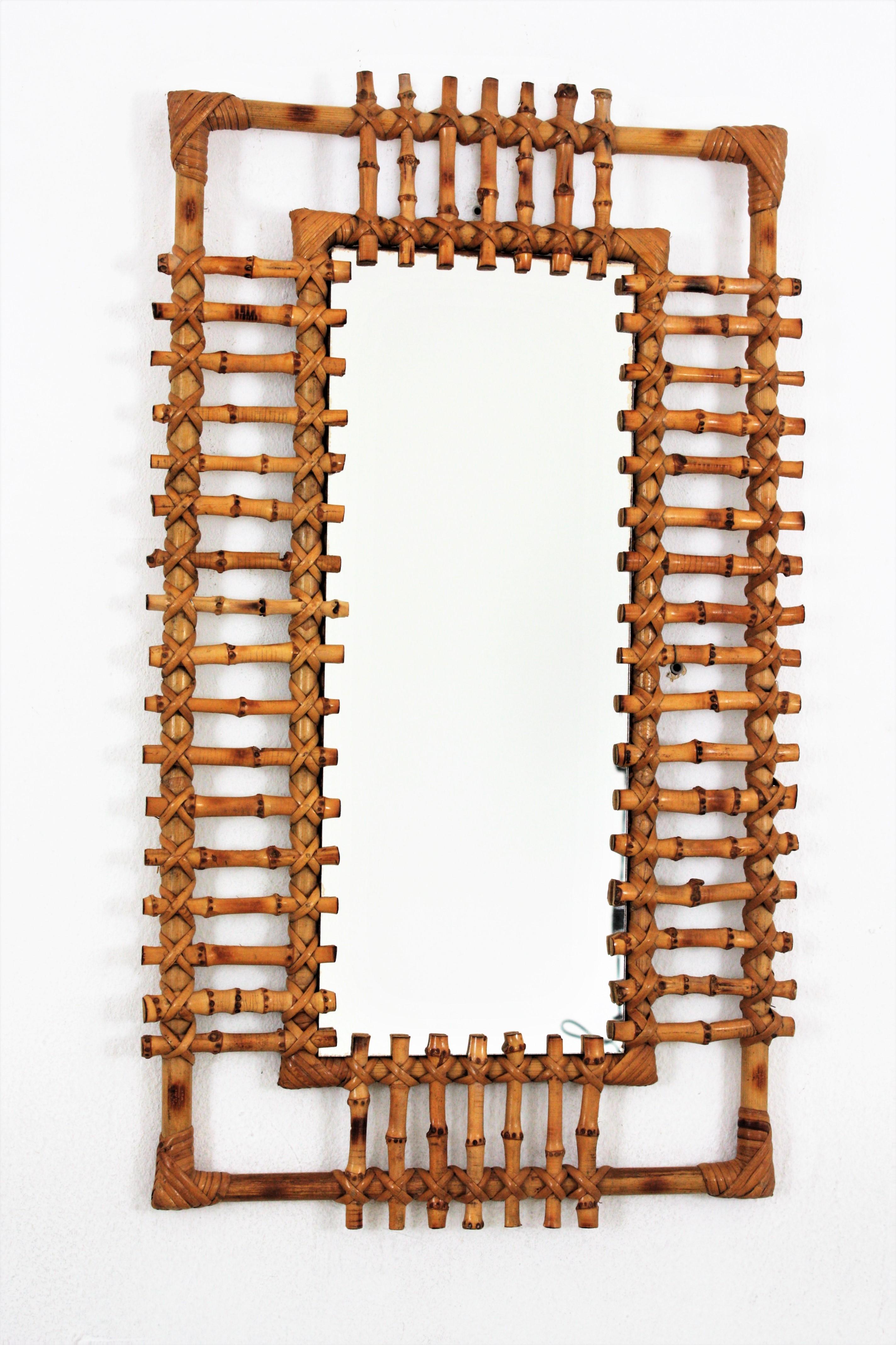 Ein schöner, handgefertigter, rechteckiger Spiegel aus französischem Riviera-Bambus, umrahmt von Schilfrohrstrahlen. Frankreich, 1950-1960.
Dieses Stück hat den ganzen Geschmack und die Frische des mediterranen Stils.
Interessant für die
