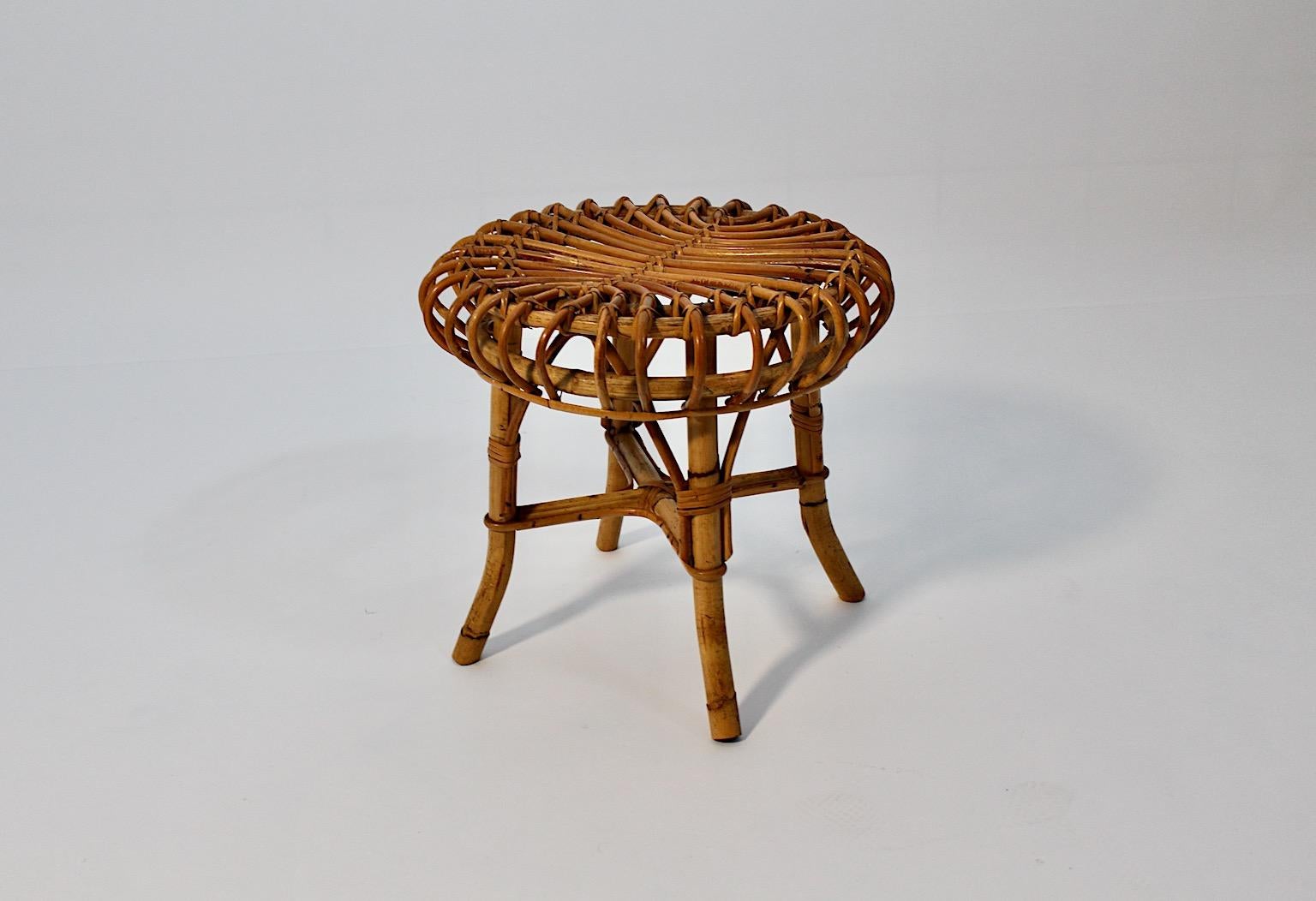 Rattan Riviera Style Mid-Century Modern Circular Vintage Stool Italy 1950s In Good Condition For Sale In Vienna, AT