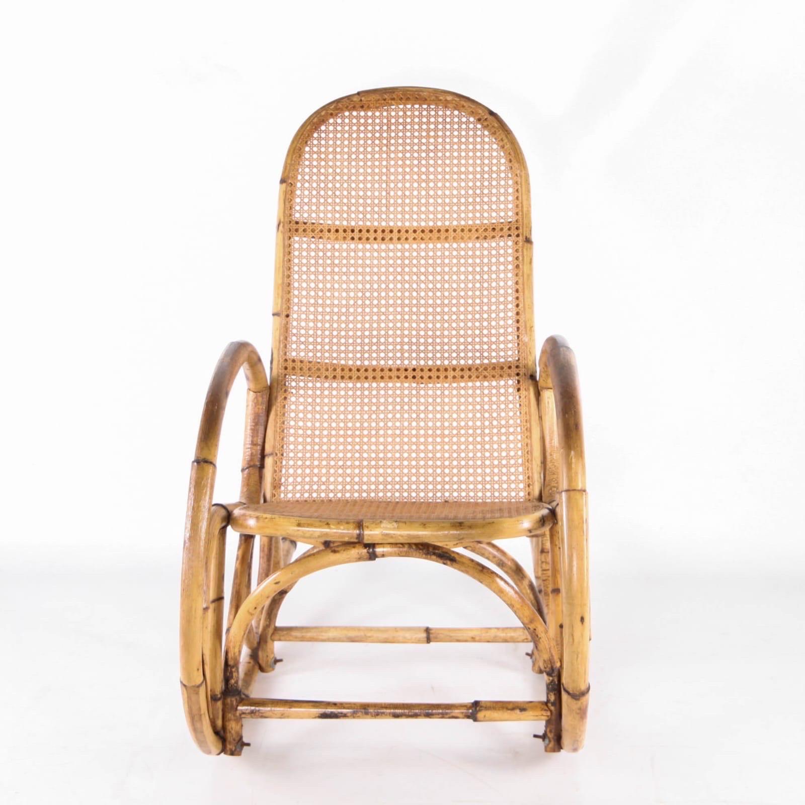 Bellissima sedia a dondolo in rattan e canapa degli anni Settanta. Ottima qualità e condizione. Raro 