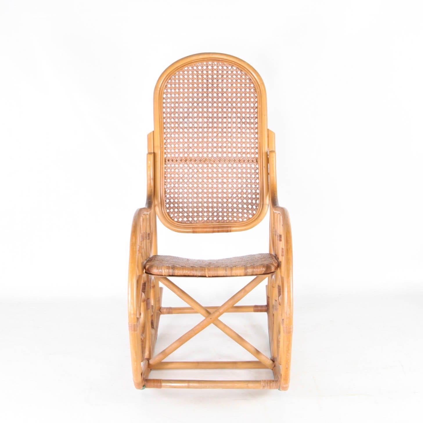 Sedia a dondolo in rattan molto scultorea degli anni Settanta. Schienale in canapa e seduta in rattan intrecciato a mano.
Un lavoro straordinario, molto comodo e in ottime condizioni. 