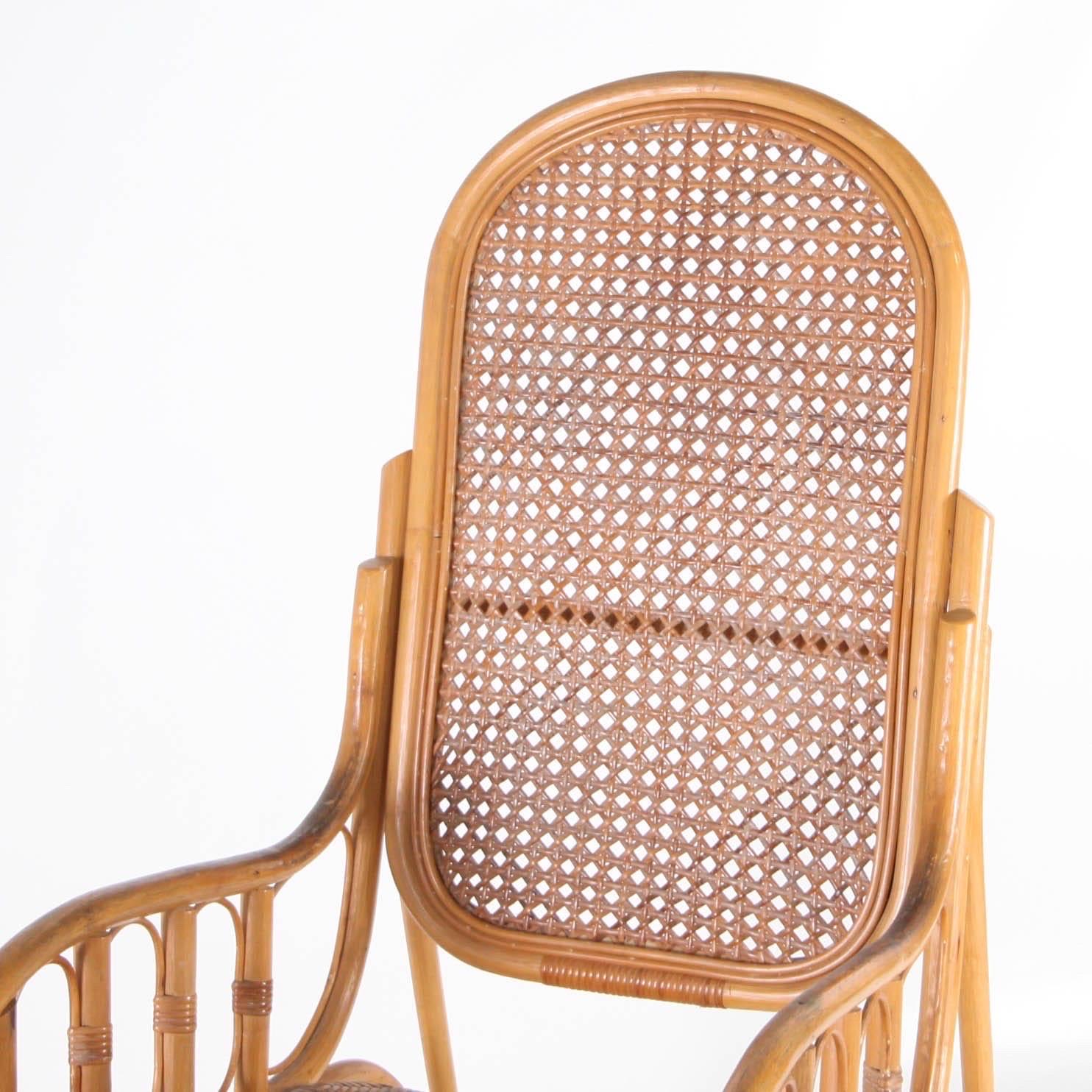Sedia a dondolo in rattan in vendita 1