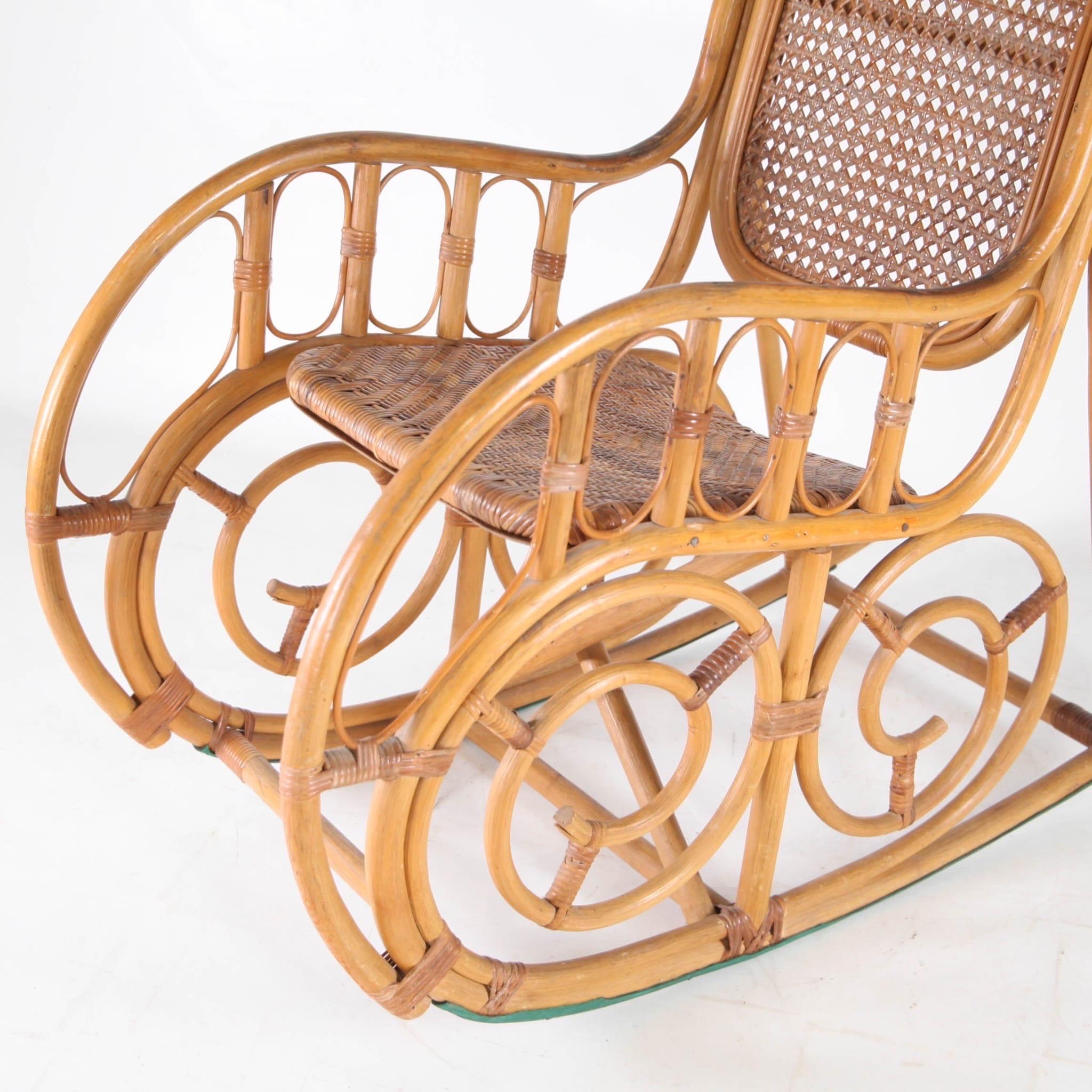 Sedia a dondolo in rattan in vendita 2