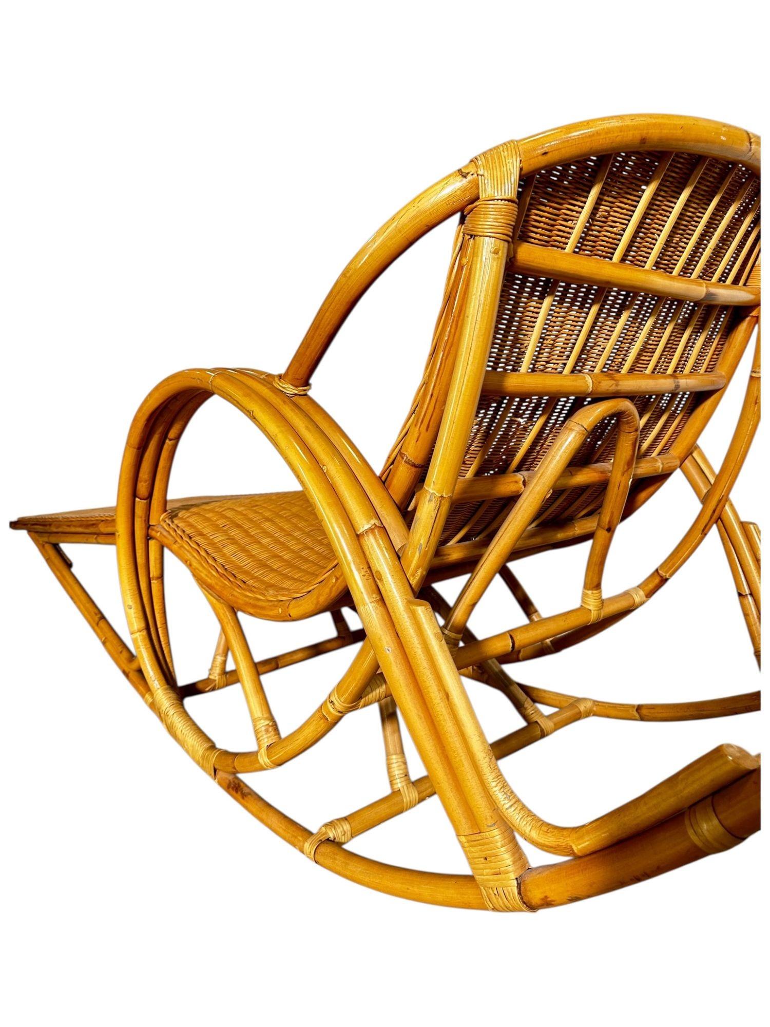 Rattan Rocking Chaise Lounge Chair, 1970 Indonesio en venta