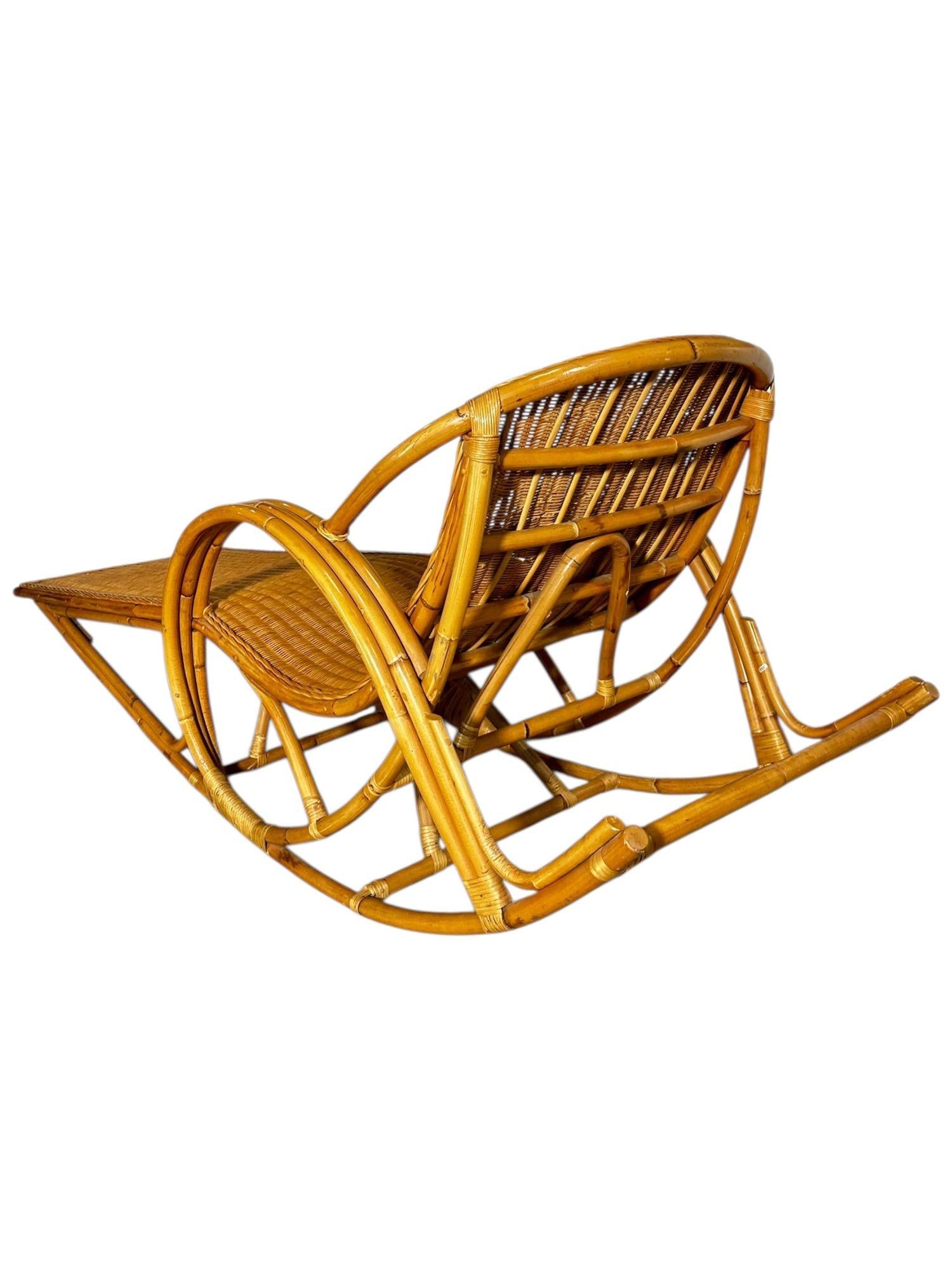 Rattan Rocking Chaise Lounge Chair, 1970 en Bueno estado para la venta en Chicago, IL