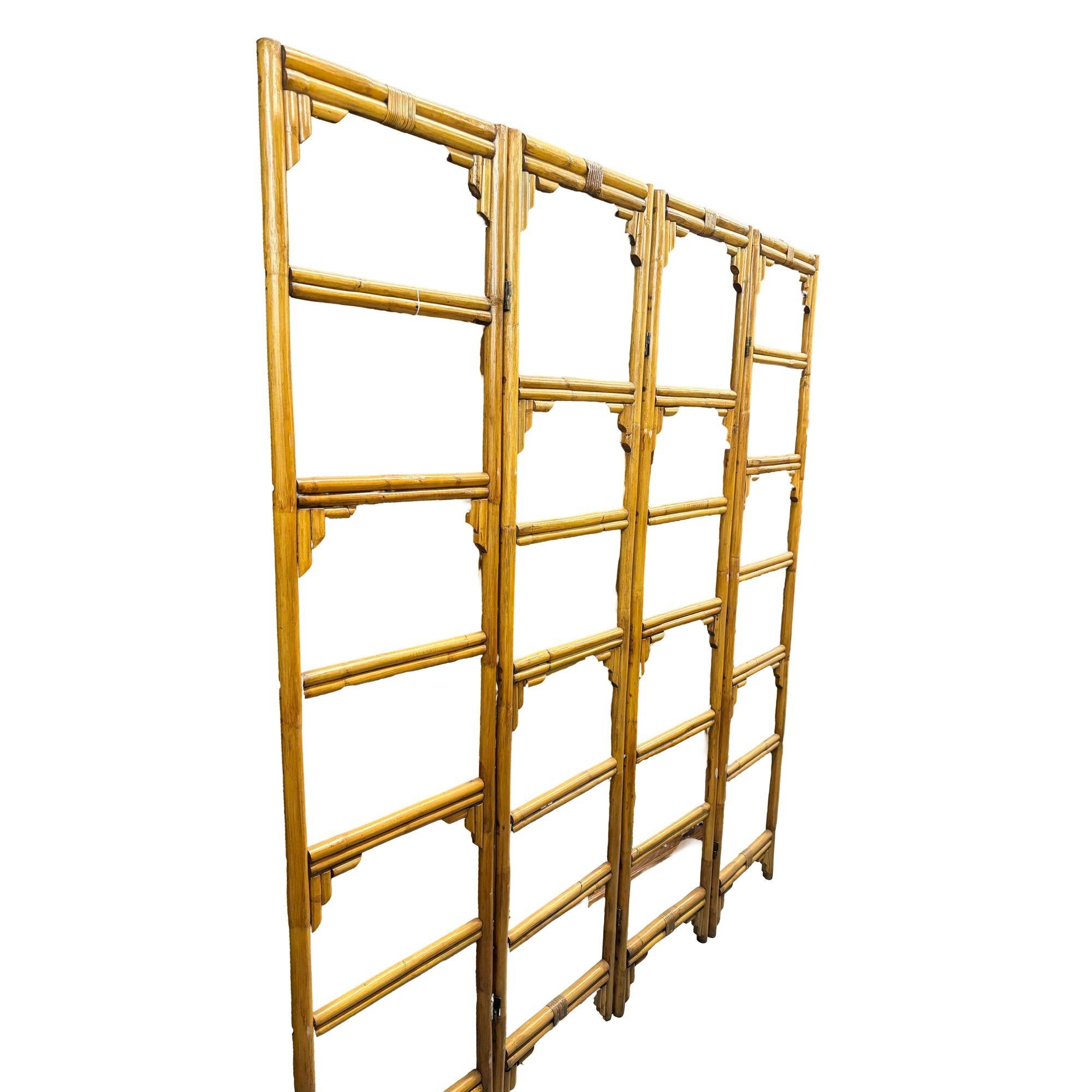 Paravento Foldes con asta in rattan a 4 pannelli con angoli decorativi in rattan impilati, splendidamente restaurato e ispirato a Paul Frankl. Realizzato in rattan naturale e con cerniere in ottone, dona un tocco di modernismo dell'era atomica a