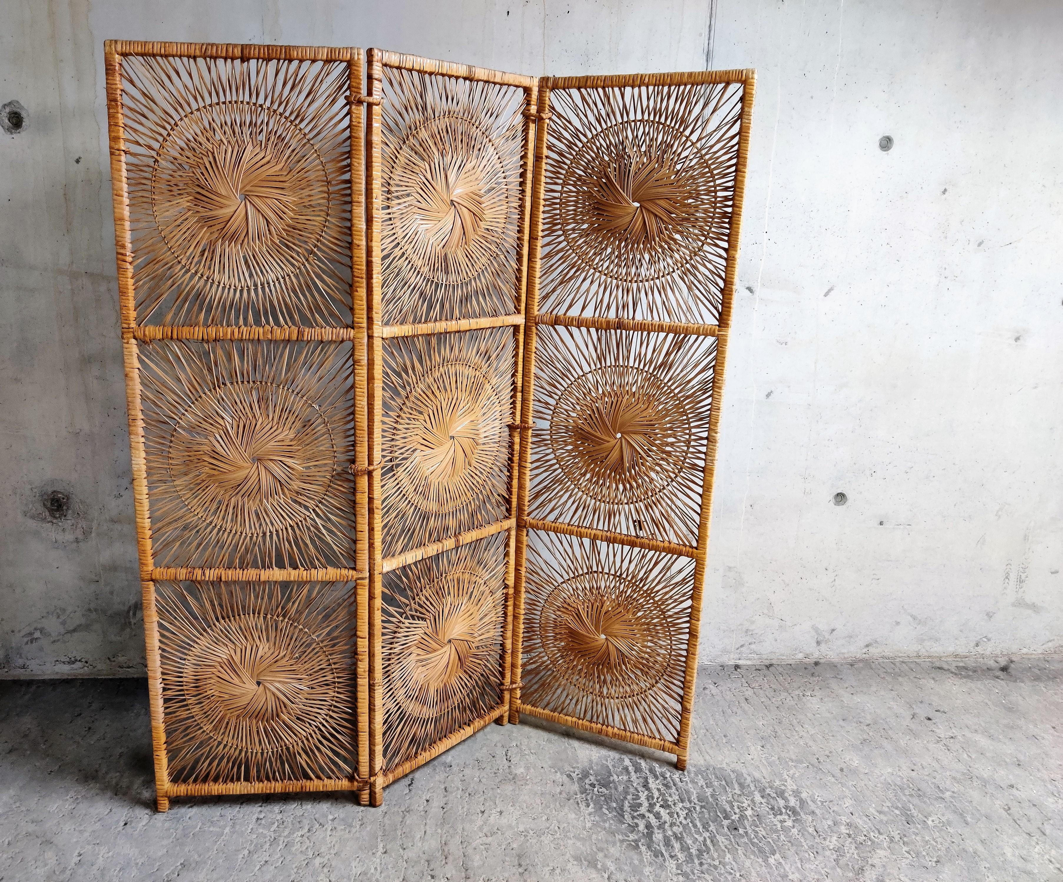 Beautiful midcentury 'sunburst' rattan room divider/folding screen.

This piece can really make a room and is very decorative.

Beautiful original condition with some charming wear.

1960s, Netherlands

Measures: Height 177 cm/69.68