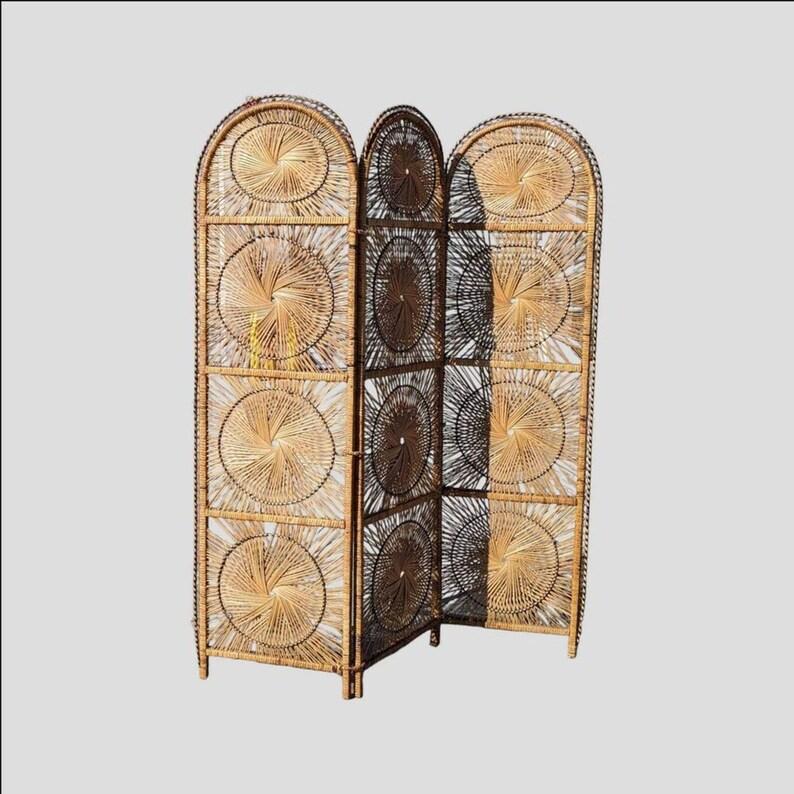 Questo elegante divisorio in rattan presenta un design a stella, perfetto per aggiungere un tocco di modernità di metà secolo (MCM) e di stile boho chic a qualsiasi camera da letto o soggiorno. Usalo come sfondo per dividere uno spazio o per creare