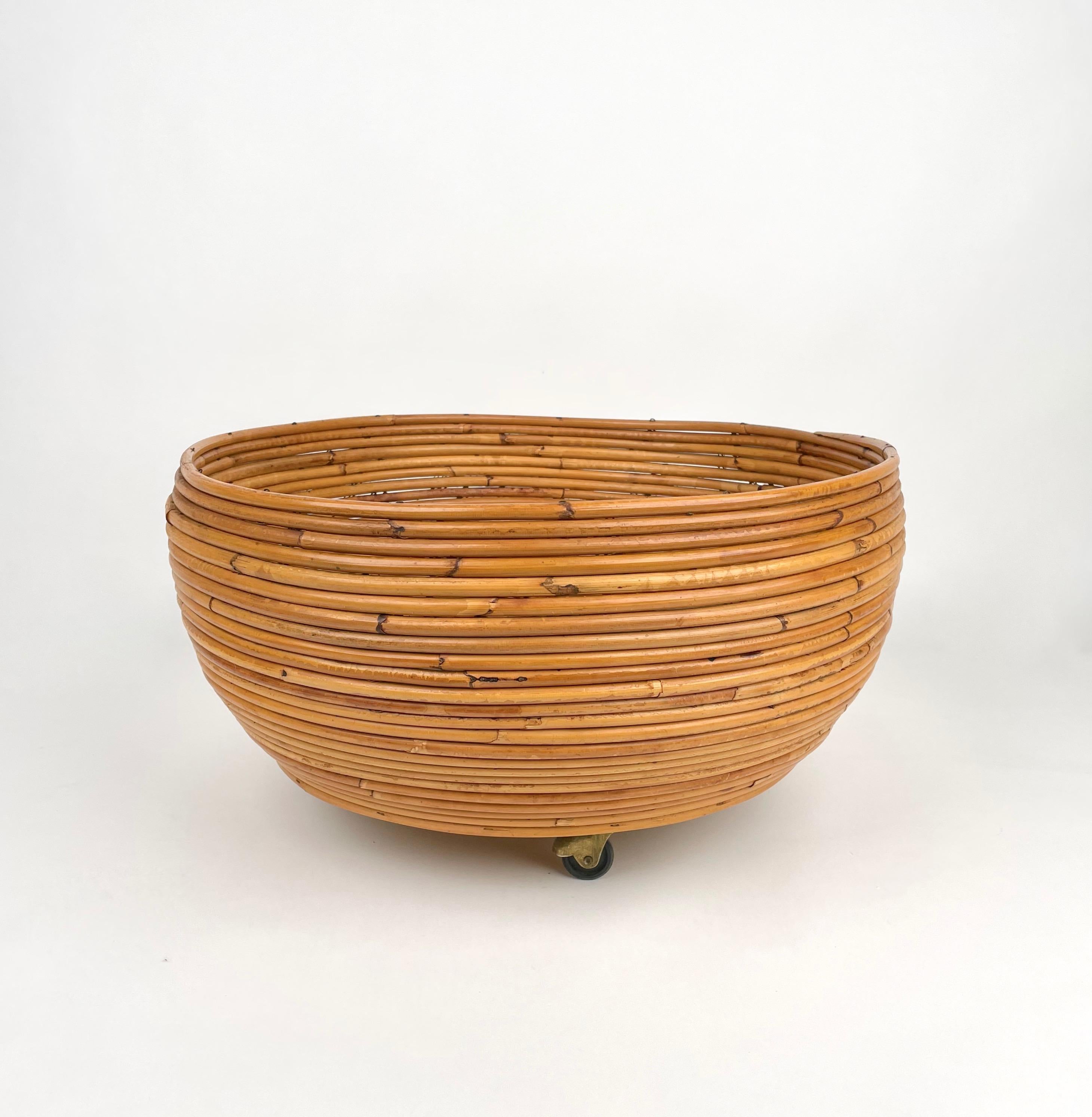 Rattan Round Flower Stand Plant Holder in the Style of Vivai Del Sud Italy 1960s In Good Condition For Sale In Rome, IT