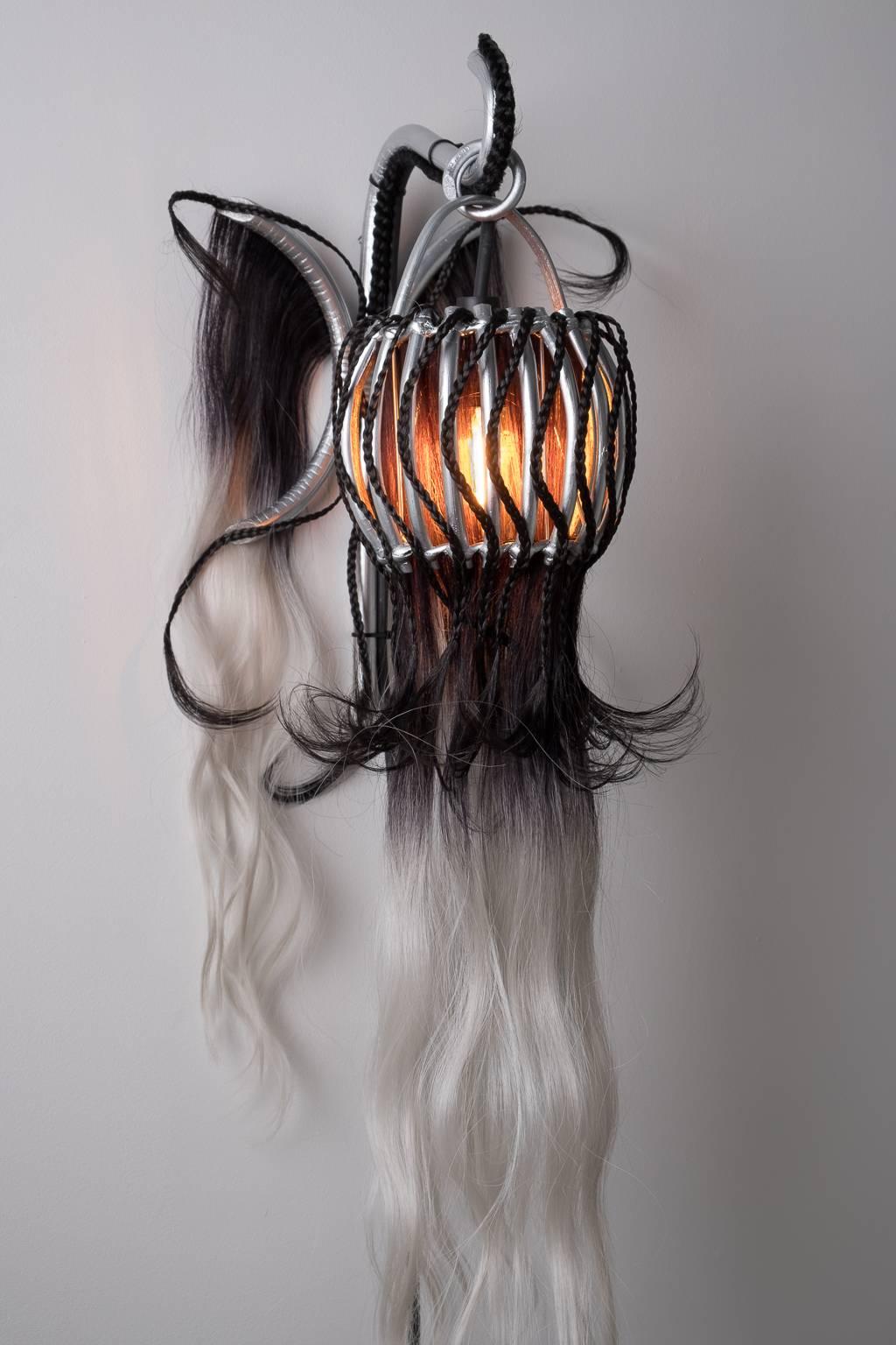 Rattan sconce and synthetic fibers, unique pieces, produced by the artist Micki Chomicki and his team of French art craftsmen.
Measure: H 34cm, L 30cm, P 24cm.