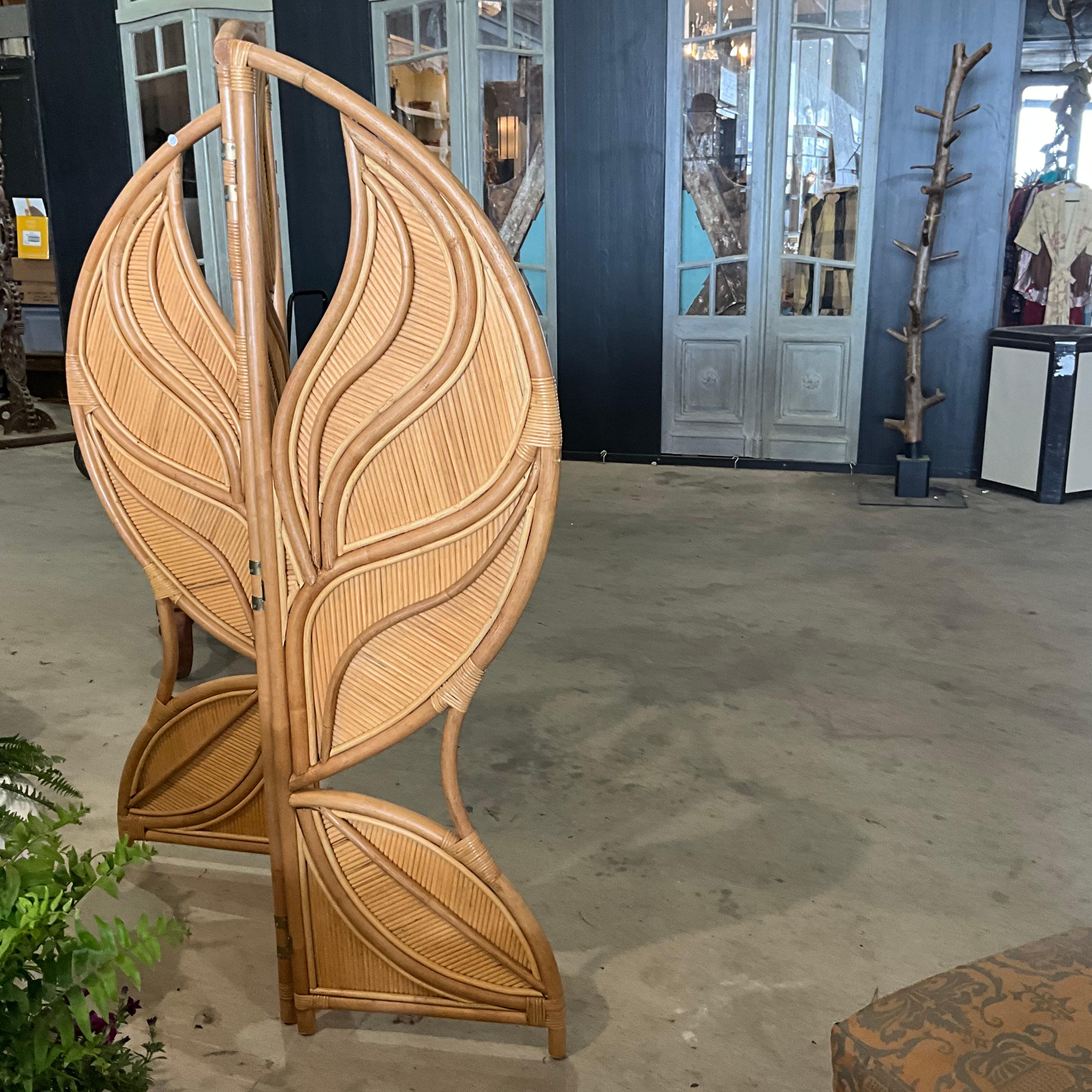 Paravento in rattan, opera italiana del 1970 circa - Ispirato a Gabriella Crespi
Questo raffinato paravento in rattan, realizzato negli anni '70, presenta un design naturalistico ornato da eleganti motivi di foglie. Composto da tre pannelli,