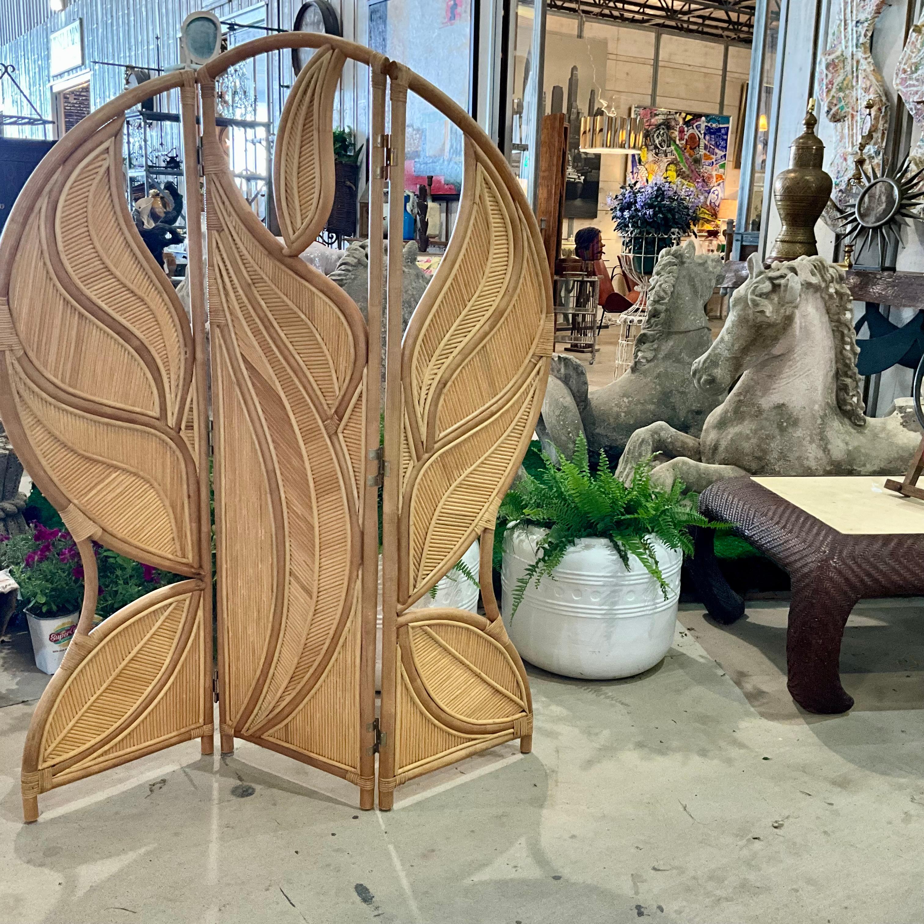 Hollywood Regency Paravento in rattan, opera italiana Circa 1970 in vendita