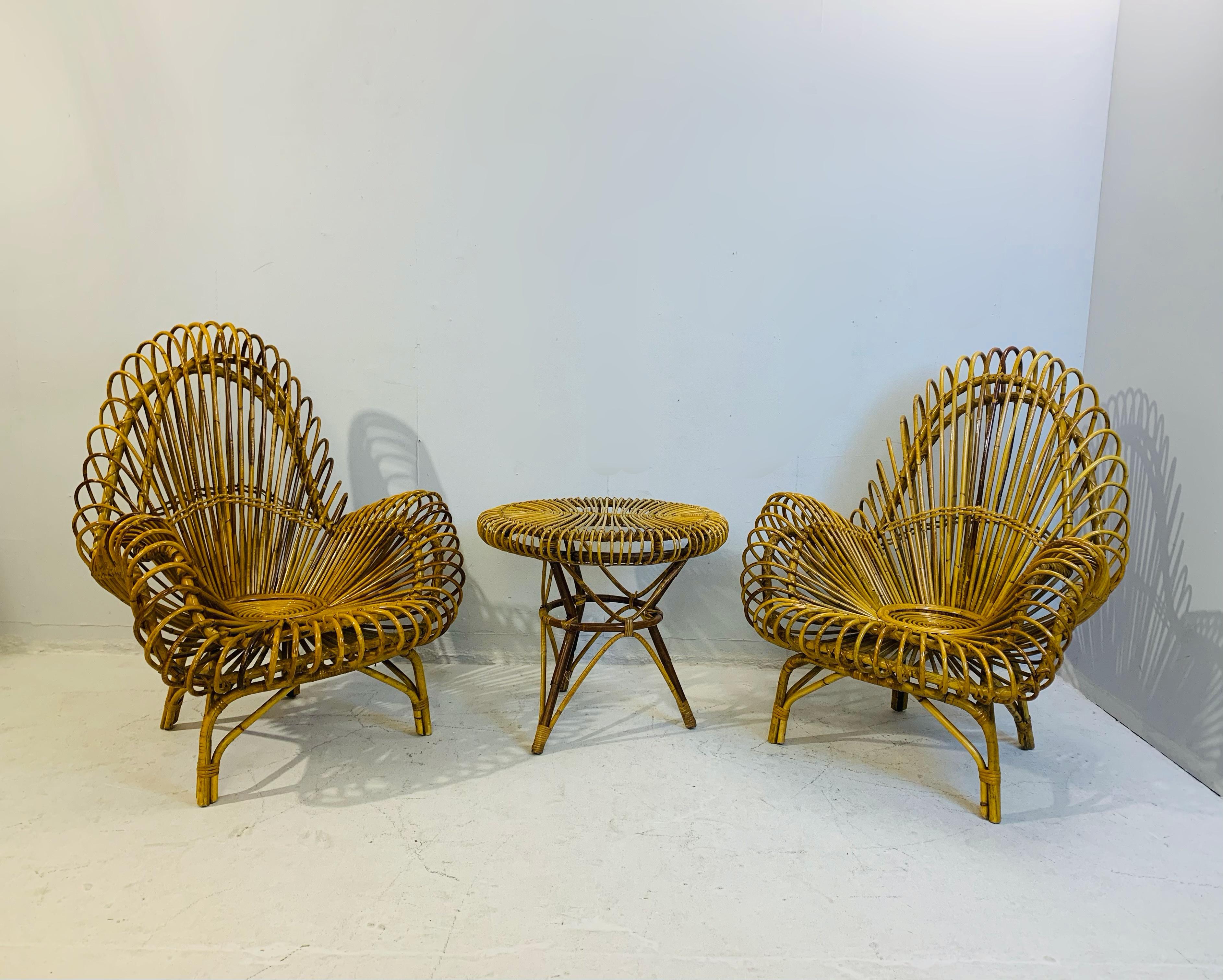 Rattan set: 2 armchairs and 1 table.
Dimensions:
- Armchair 105 x 66 x 81cm
- Table 68 x 58cm.