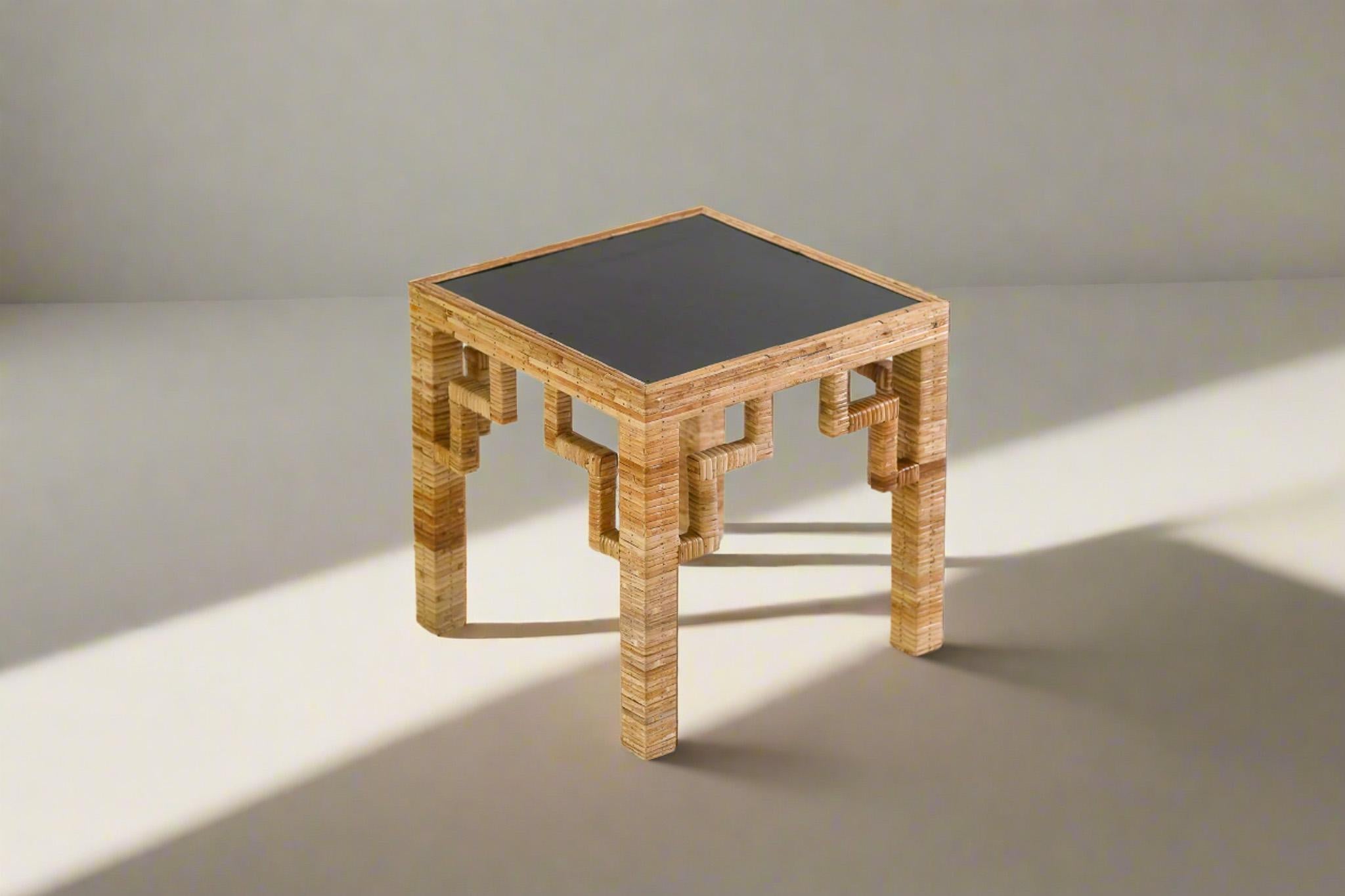Voici notre table d'appoint en rotin avec un plateau laqué noir et des pieds enveloppés de rotin naturel, ce meuble apporte une touche de nature à votre intérieur. 

Avec son design classique, il allie la fonction et la forme. Élevez votre espace
