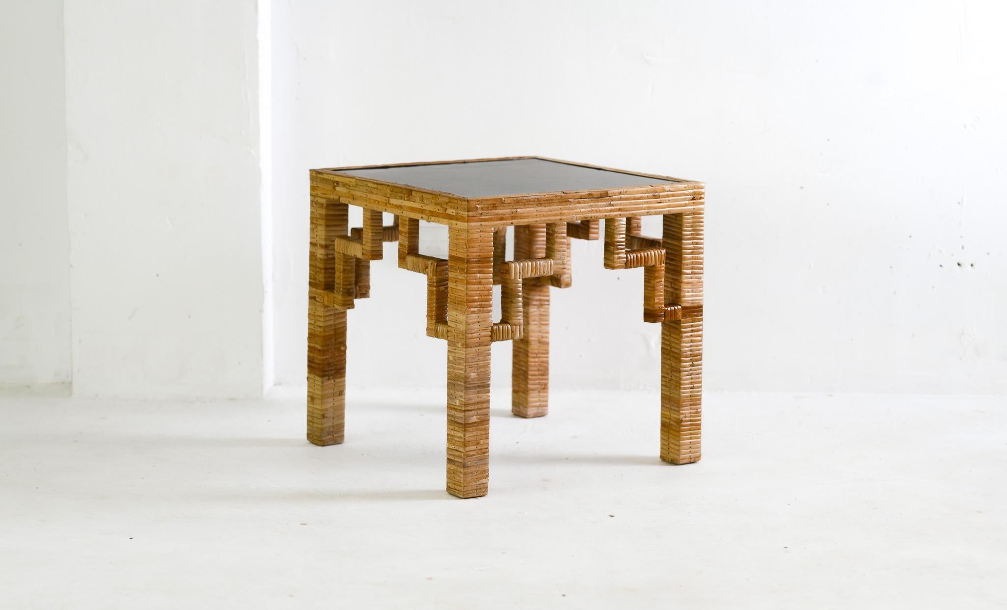 Grec classique Table d'appoint en rotin avec plateau laqué noir en vente