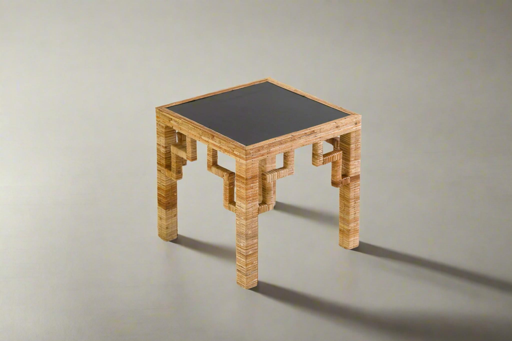 Philippin Table d'appoint en rotin avec plateau laqué noir en vente
