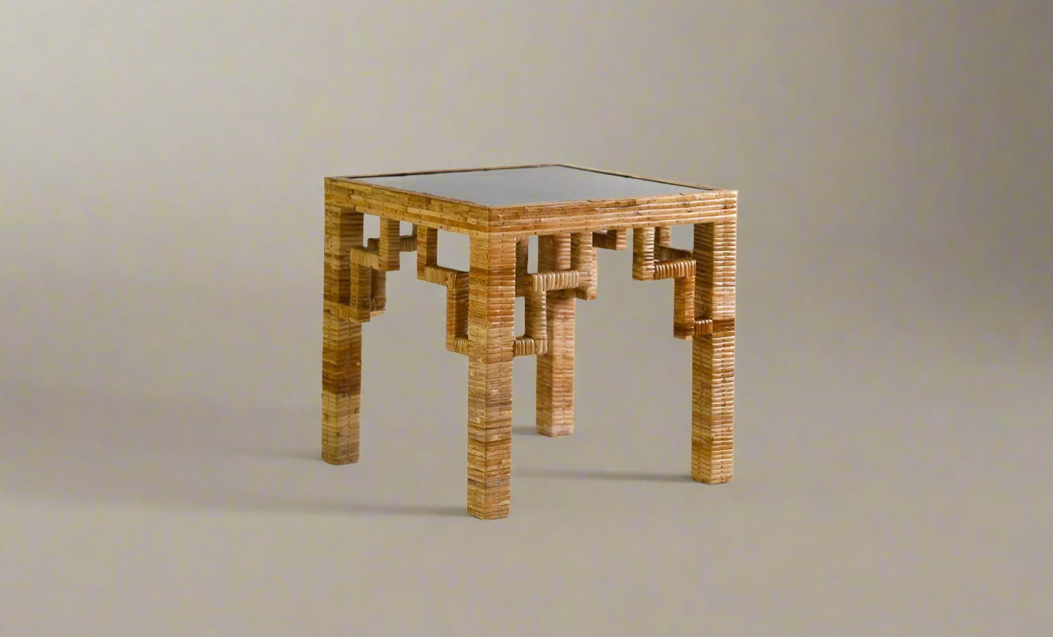 Fait main Table d'appoint en rotin avec plateau laqué noir en vente