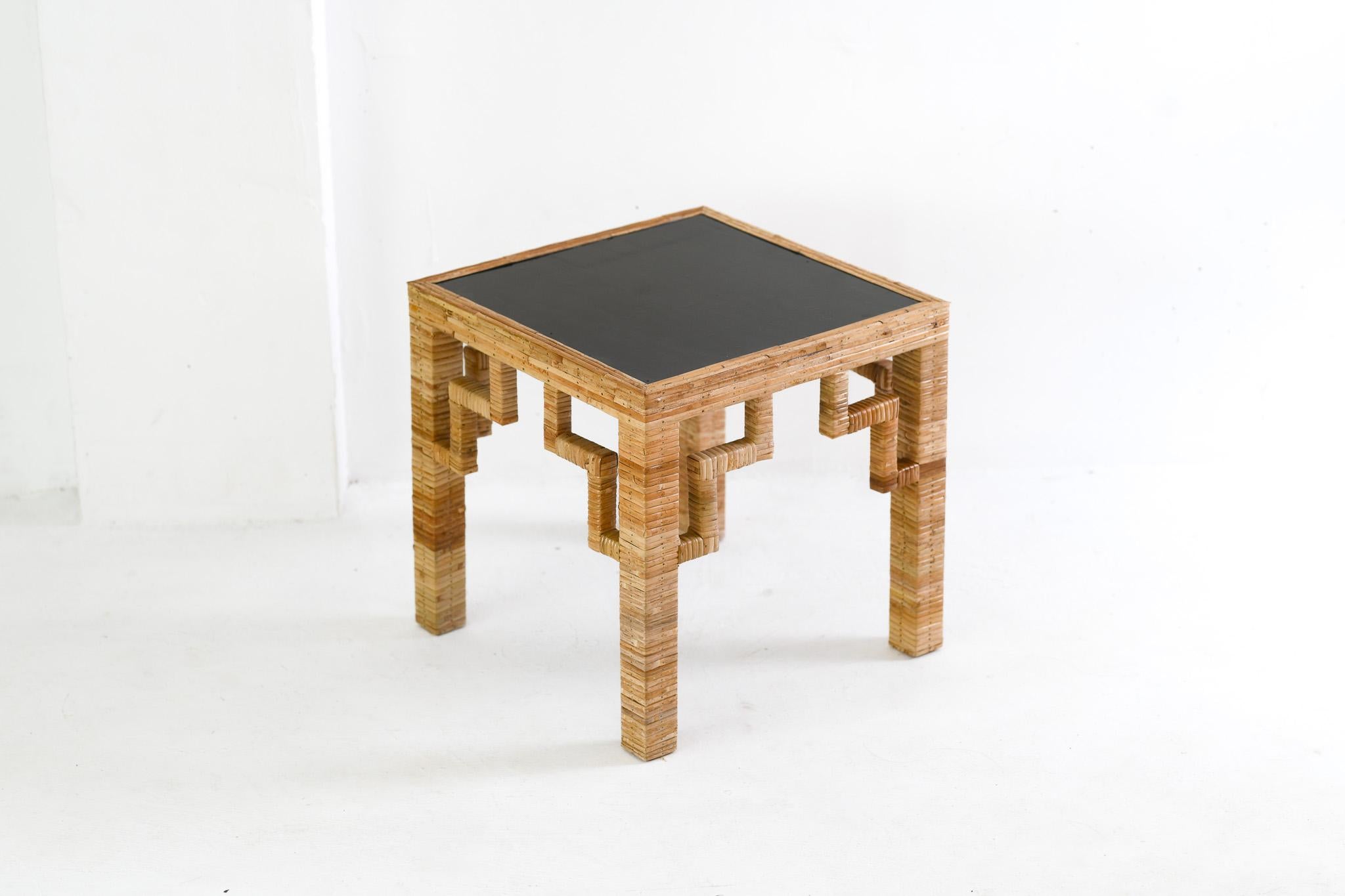 Table d'appoint en rotin avec plateau laqué noir Excellent état - En vente à Oxford, GB