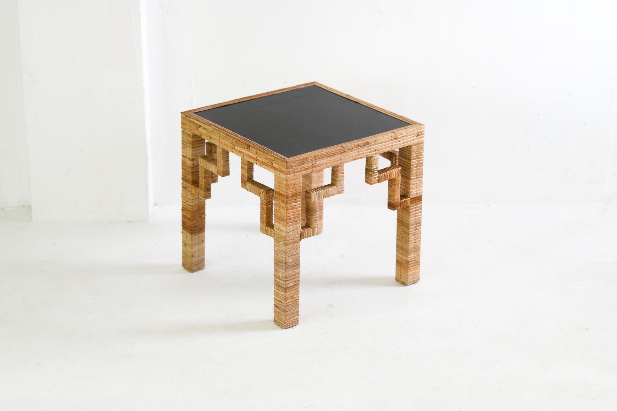 XXIe siècle et contemporain Table d'appoint en rotin avec plateau laqué noir en vente