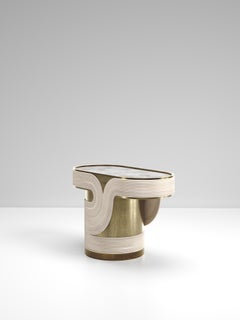 Mesa auxiliar de ratán con incrustaciones de cuarzo y latón patinado by R & Y Augousti