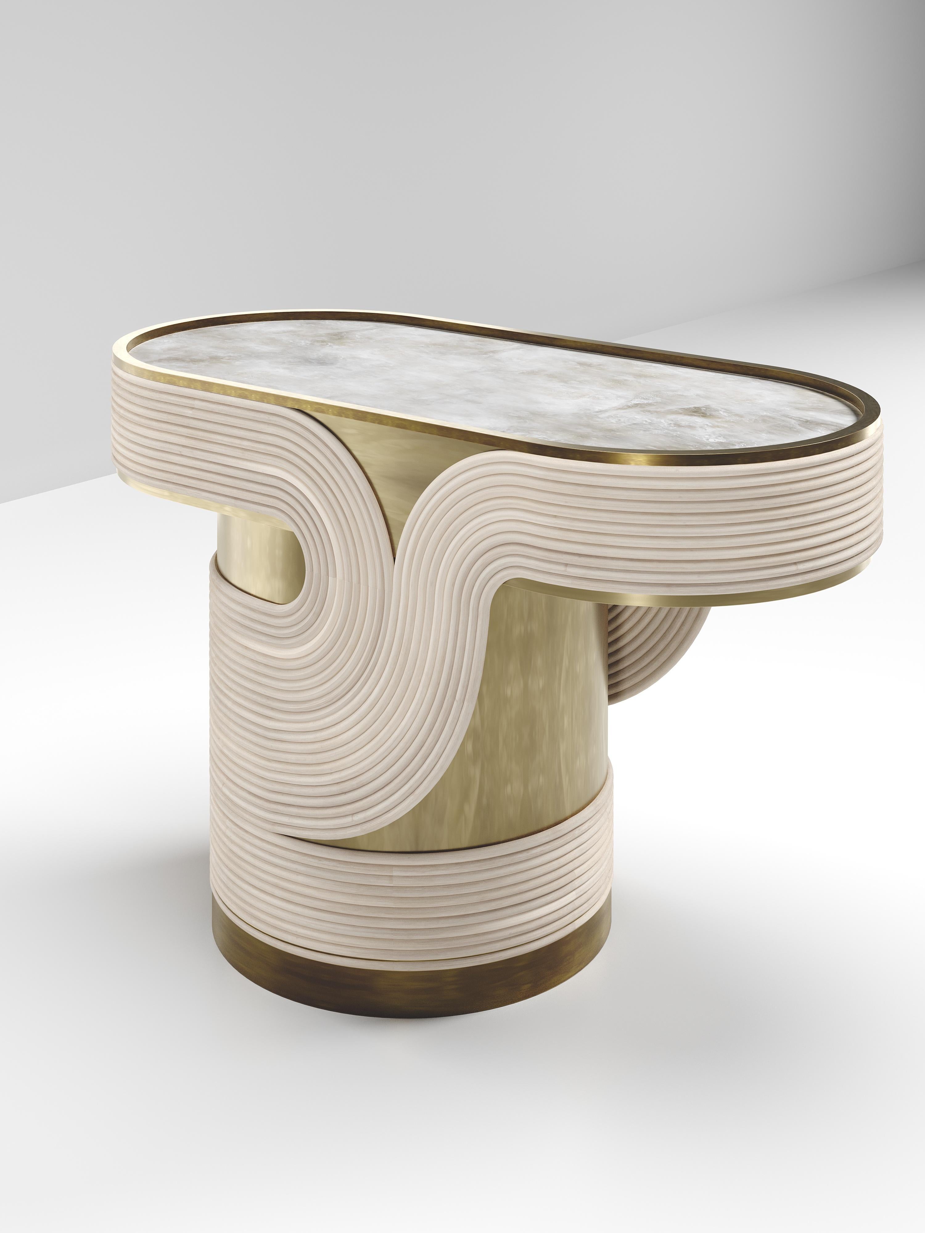 XXIe siècle et contemporain Table d'appoint en rotin avec incrustation de quartz et laiton Patina par R&Y Augousti en vente