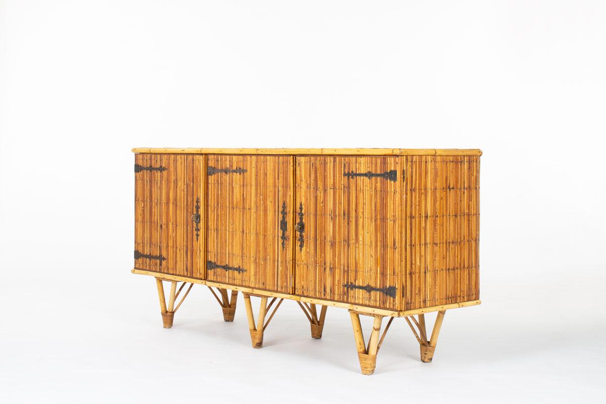Sideboard aus den fünfziger Jahren in Frankreich
Nach dem Vorbild von Adrien Audoux und Frida Minet
Struktur aus Rattan mit Schmiedeeisen - 3 Türen zum Öffnen an der Vorderseite
Schöne Patina der Zeit