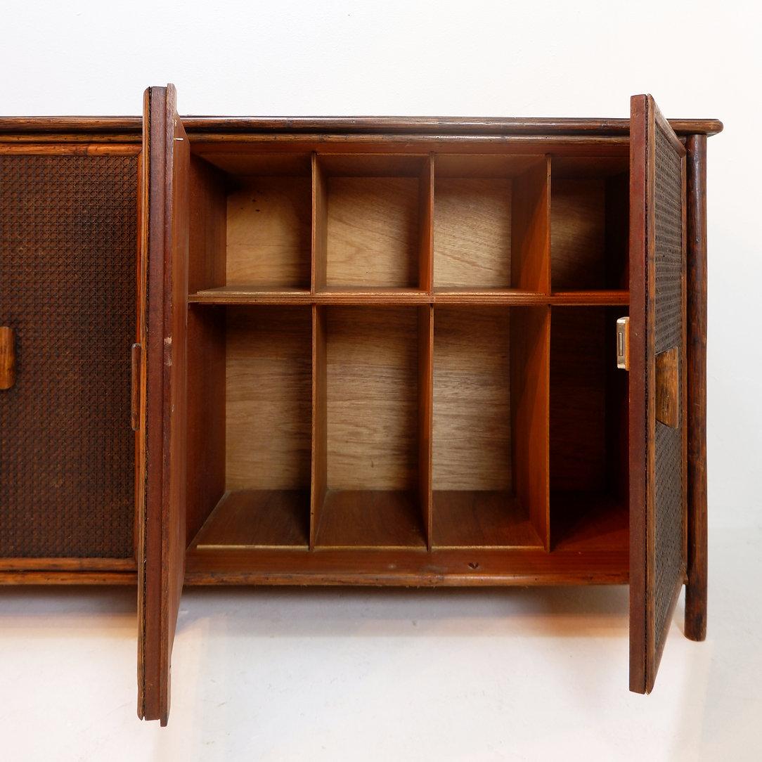 Rattan sideboard with bamboo handles - 1960s
Wabi Sabi - Vintage - Decoration
Some scratches on the top : See Photos 
No Kee. 
Measures : 158x48cm H:83cm 
Materials : Bamboo - cane - wood 
Weight : ~ 50kg