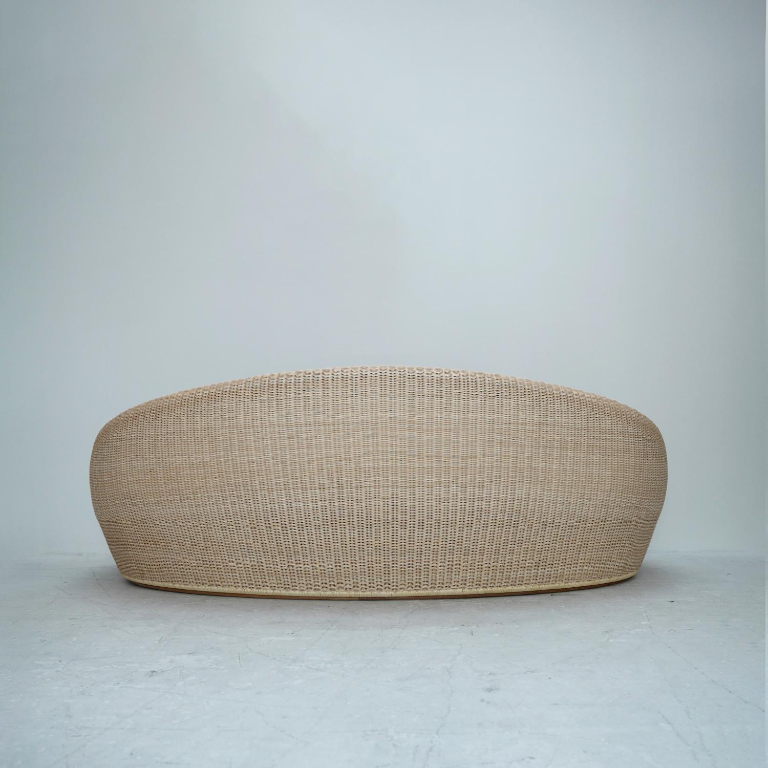 Il s'agit d'un modèle sur mesure, exclusif à CASA DE, produit par YMK Nagaoka (anciennement Yamakawa Rattan), qui fabrique des meubles en rotin depuis les années 1950. Les courbes souples, les couleurs douces d'origine naturelle et la beauté qui ne