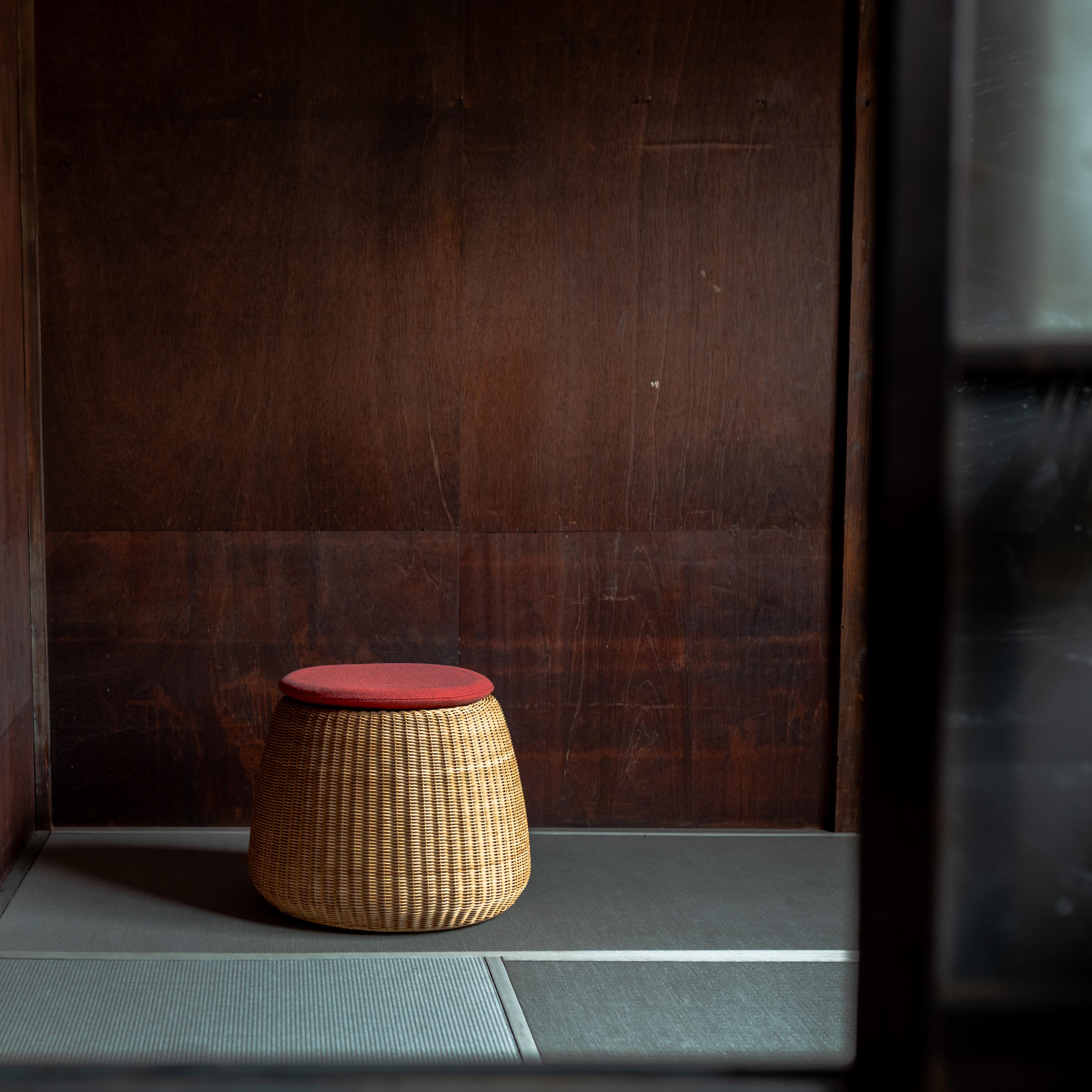 Un affascinante sgabello in rattan disegnato da Isamu Kenmochi negli anni '60 e prodotto da Yamakawa Rattan negli anni '90, uno dei produttori di rattan più apprezzati del Giappone.
La silhouette morbida e organica è completata dalla base in rattan