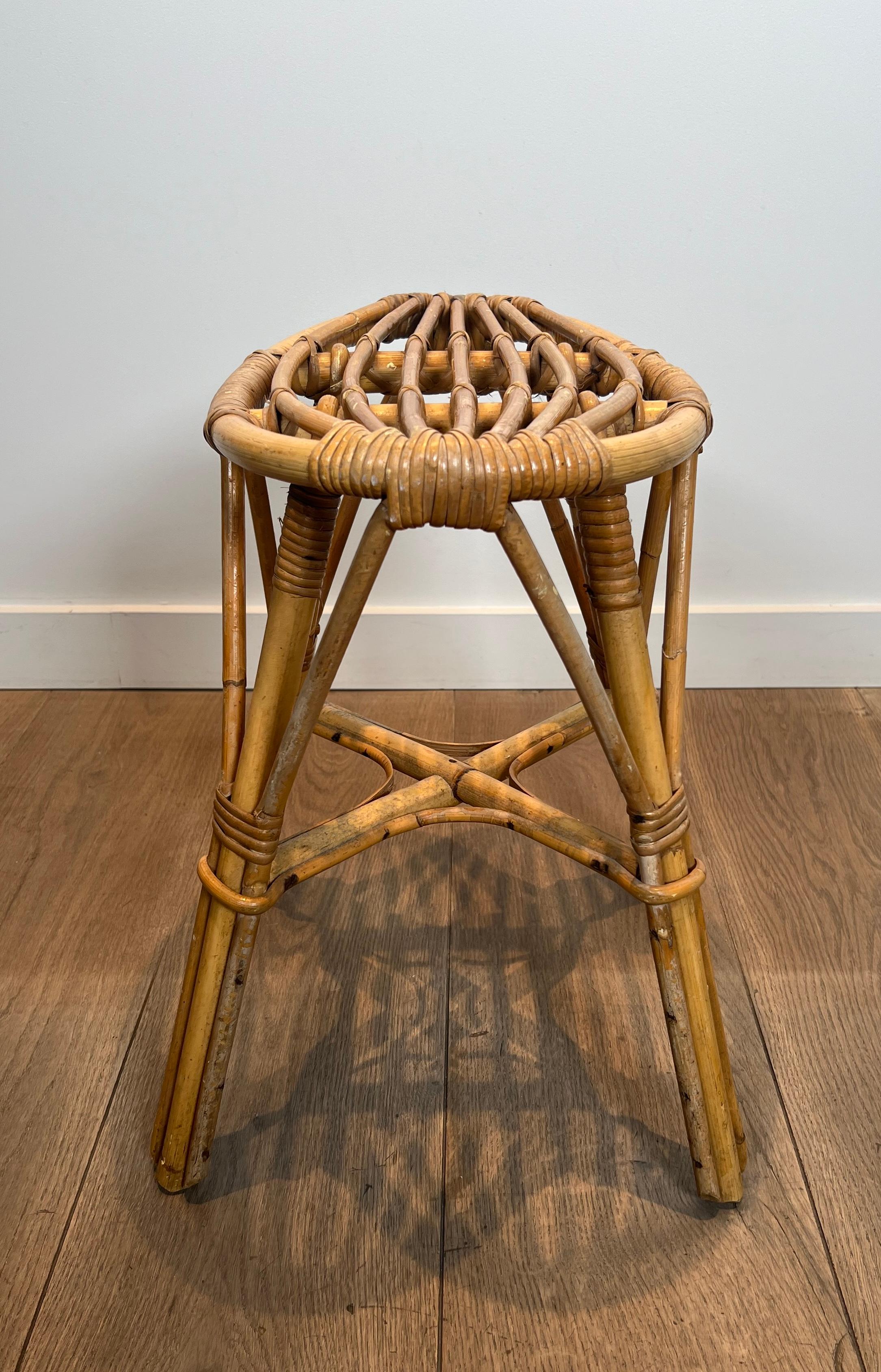 Tabouret en rotin. Œuvre française Circa 1970 en vente 3