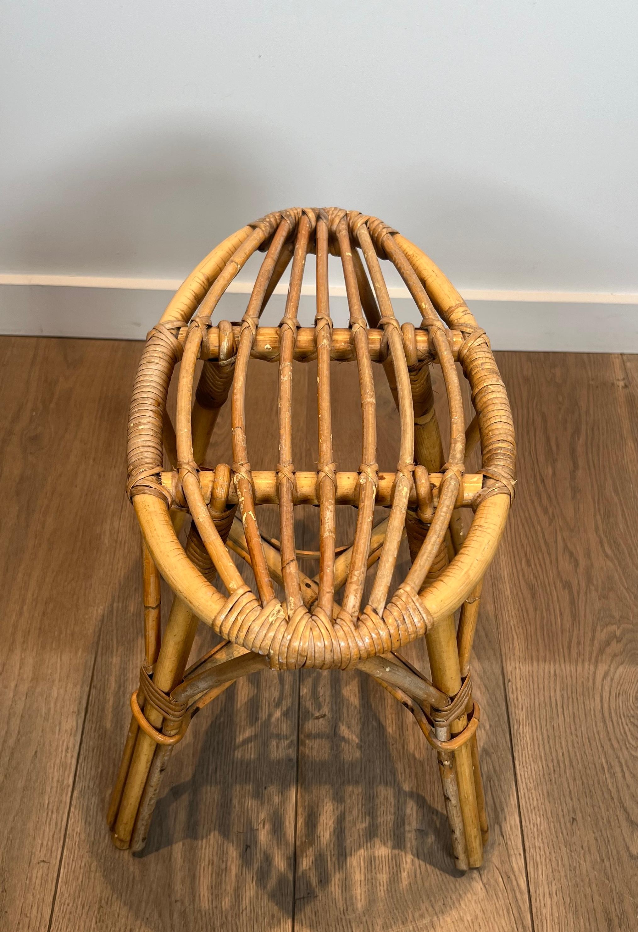 Tabouret en rotin. Œuvre française Circa 1970 en vente 4