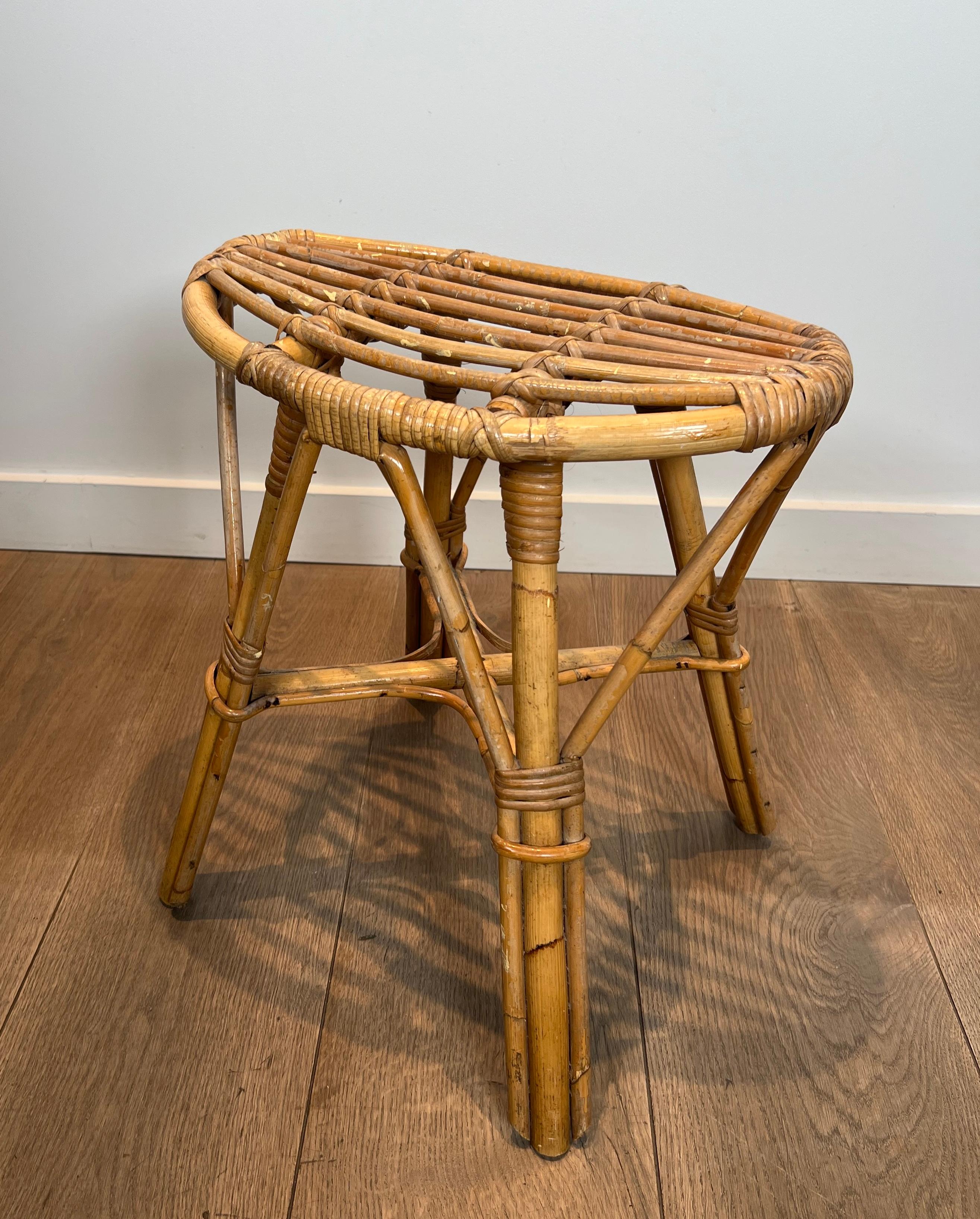 Tabouret en rotin. Œuvre française Circa 1970 en vente 5