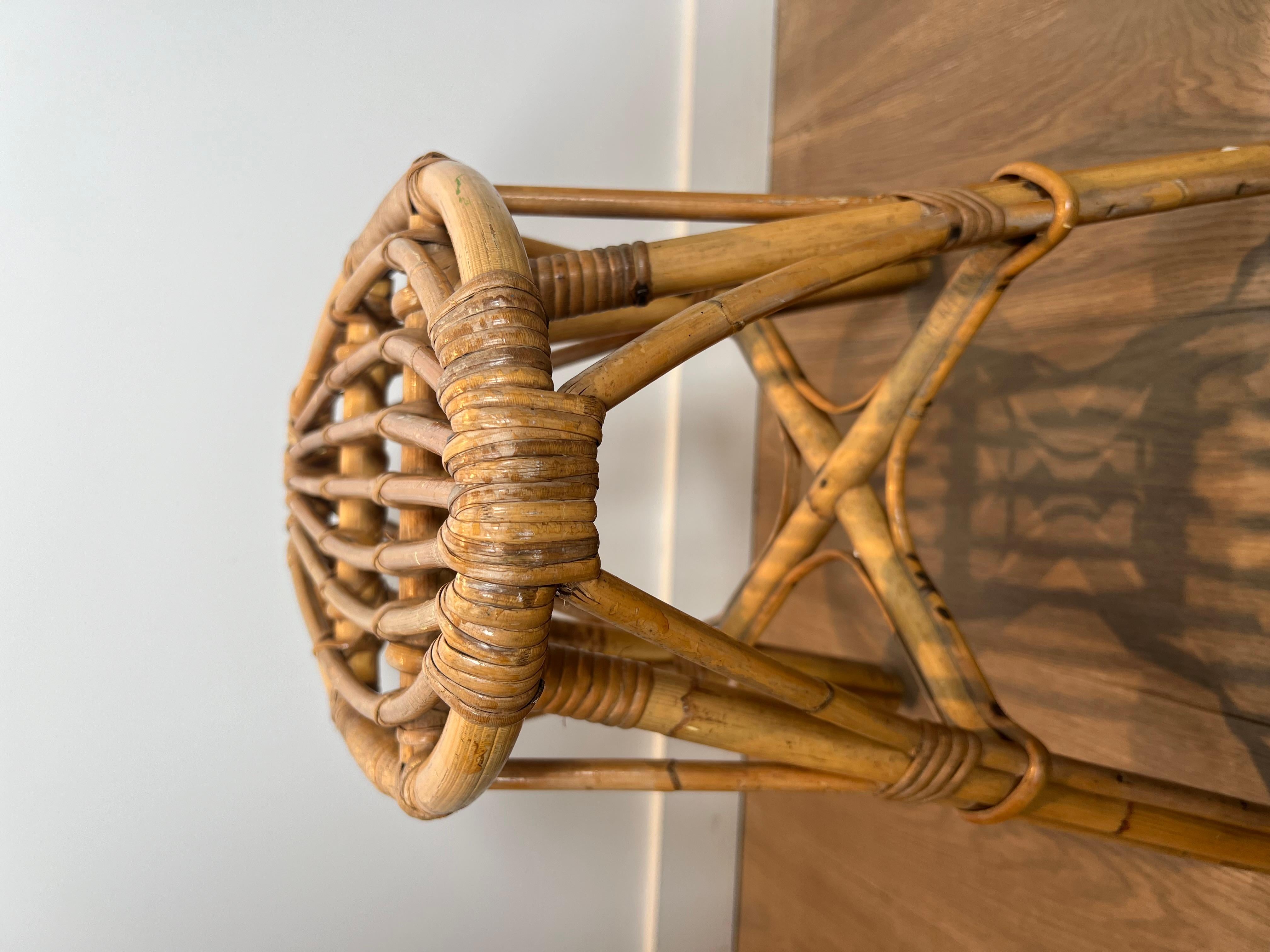 Tabouret en rotin. Œuvre française Circa 1970 en vente 8