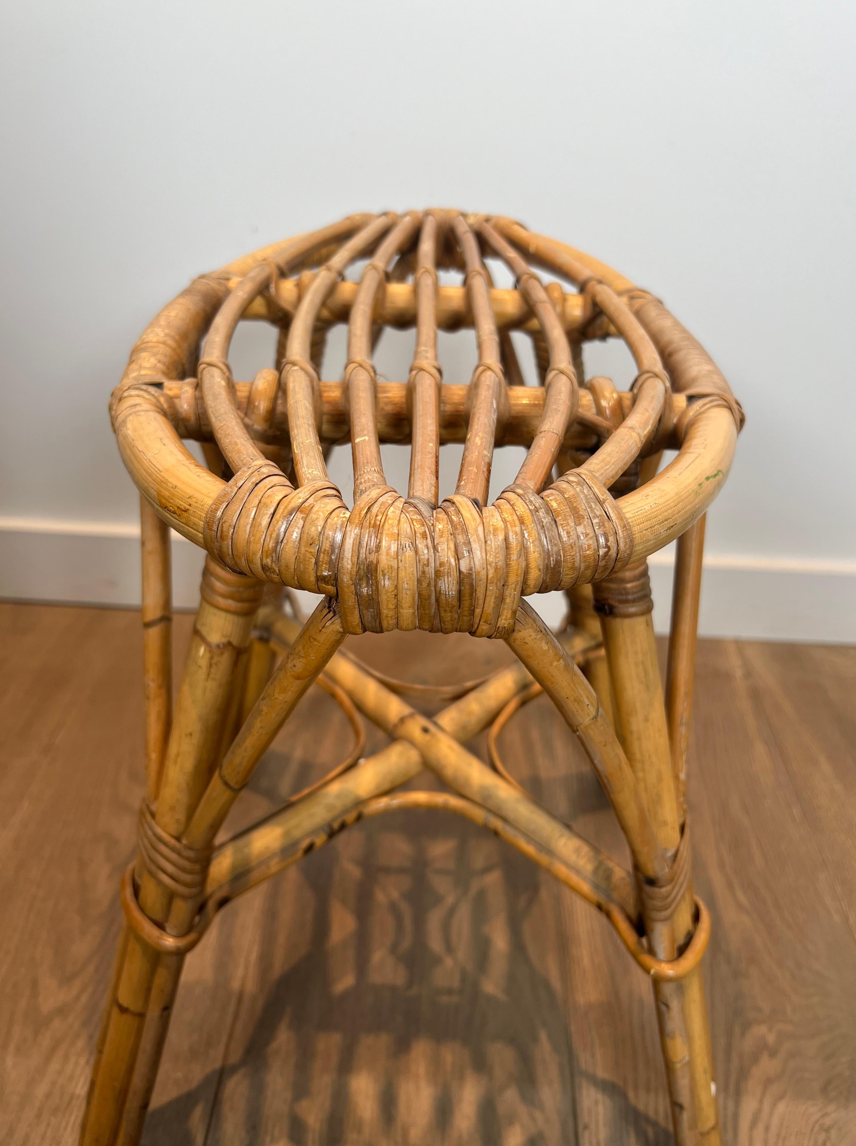 Tabouret en rotin. Œuvre française Circa 1970 en vente 9