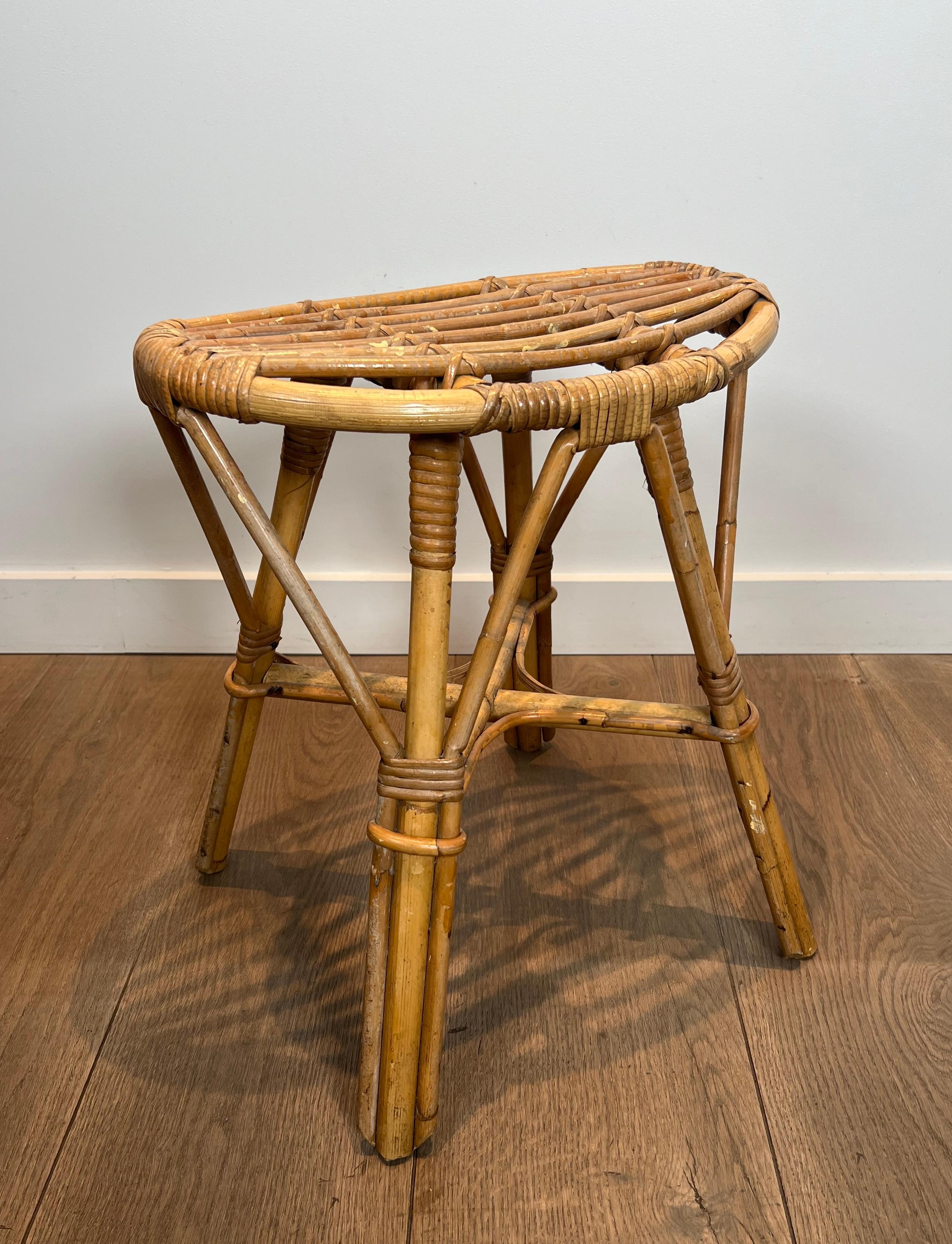 Mid-Century Modern Tabouret en rotin. Œuvre française Circa 1970 en vente