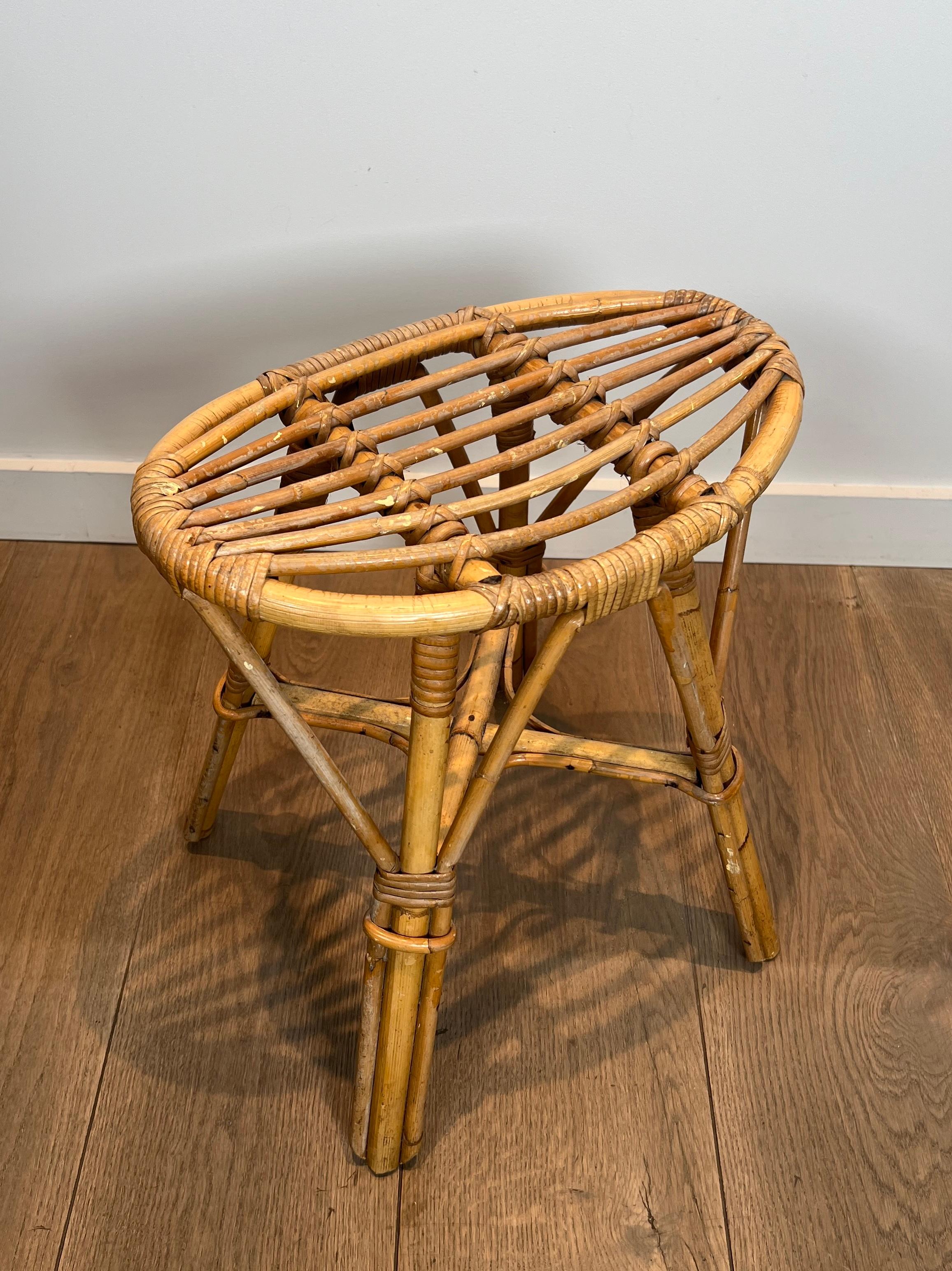Français Tabouret en rotin. Œuvre française Circa 1970 en vente