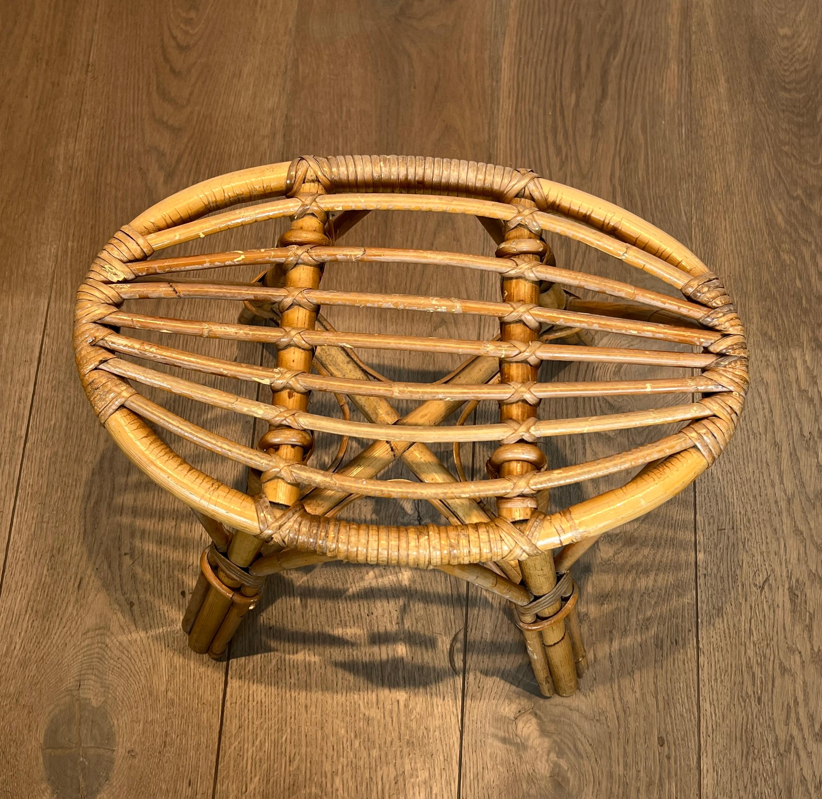 Rotin Tabouret en rotin. Œuvre française Circa 1970 en vente