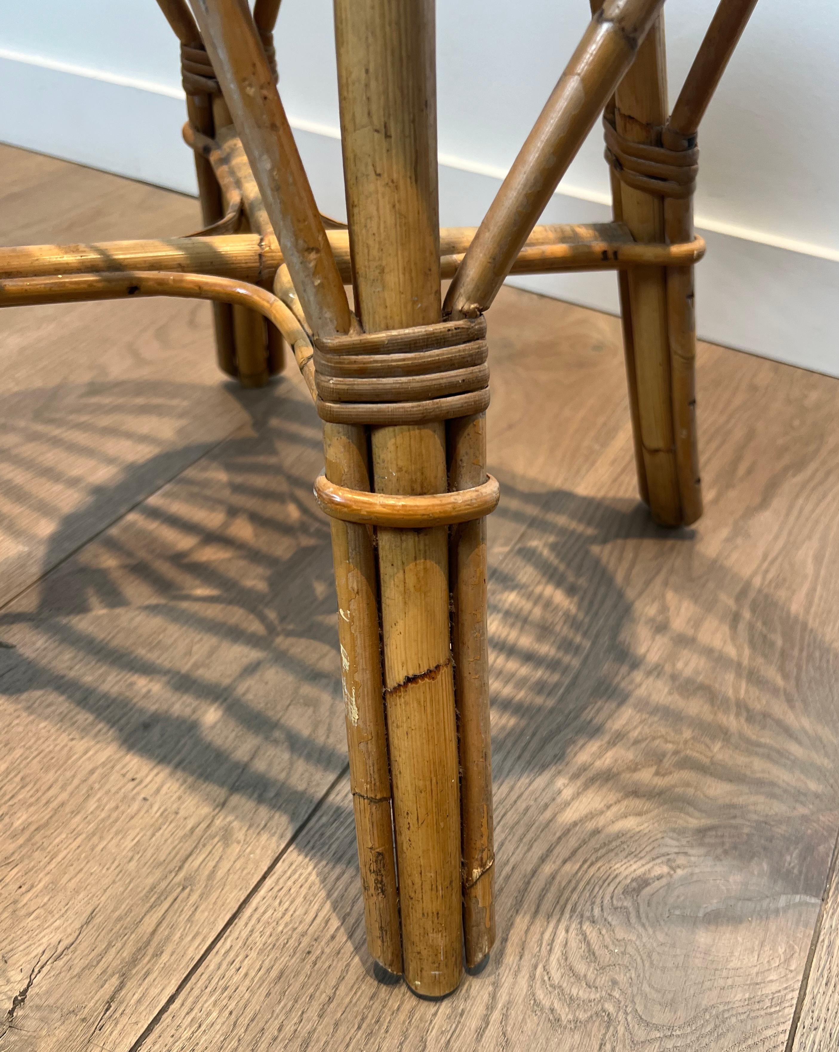 Tabouret en rotin. Œuvre française Circa 1970 en vente 2