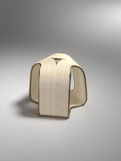 Taburete de ratán con detalles de latón patinado de R&Y Augousti