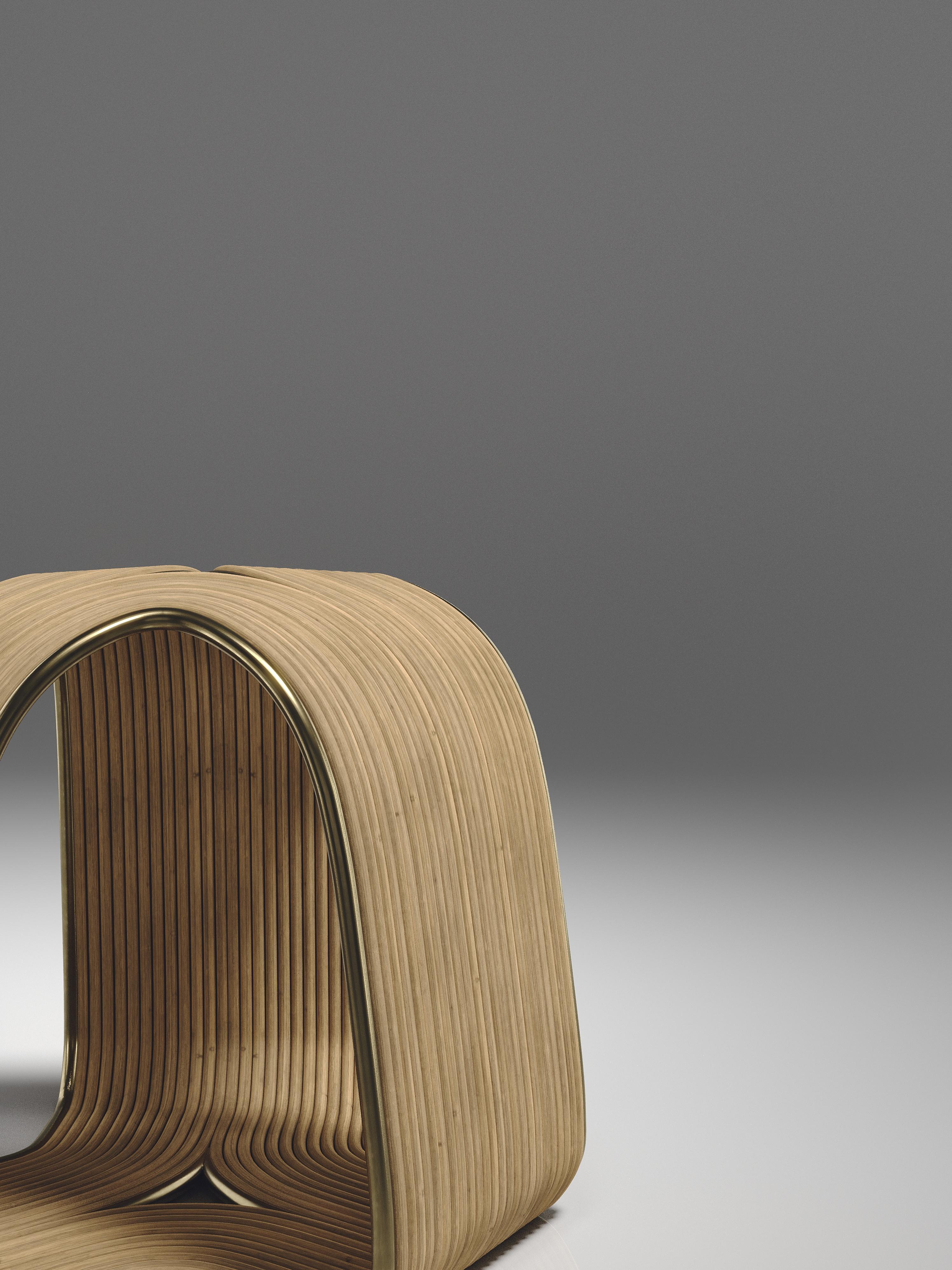 XXI secolo e contemporaneo Sgabello in rattan con dettagli in ottone patinato di R & Y Augousti in vendita