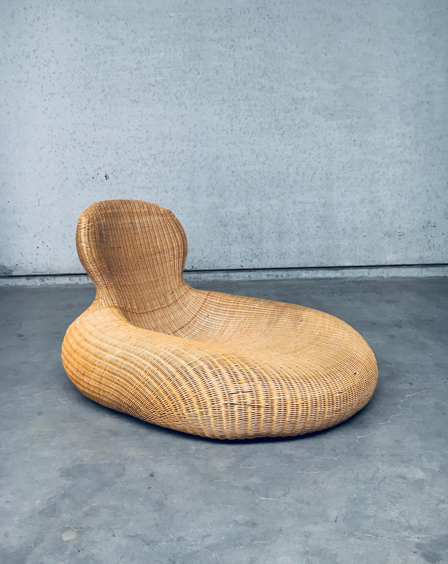 Chaise longue STORVIK en rotin, design moderne et vintage, Carl Ojerstam pour Ikea, début des années 2000. Construction en rotin sur bambou pour cette chaise longue au design impressionnant. En très bon état avec quelques petits défauts dans le