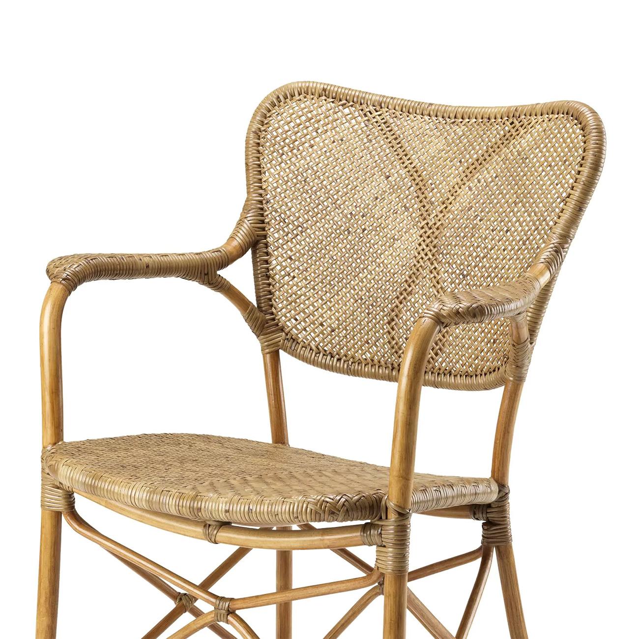 Sedia con braccioli stile Rattan tutto in
rattan naturale con finitura trasparente.
Sedia impilabile.