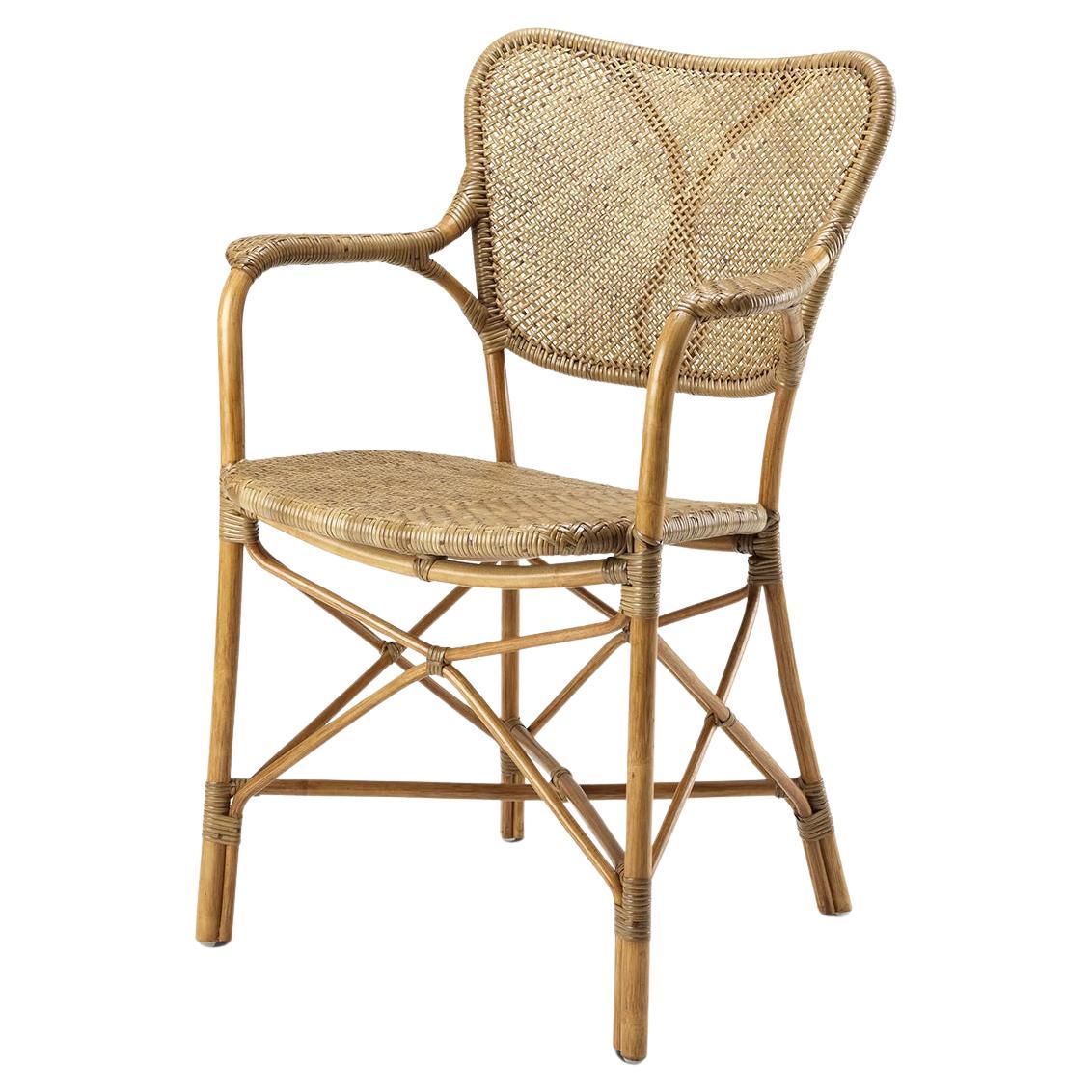 Sedia in stile rattan con braccioli