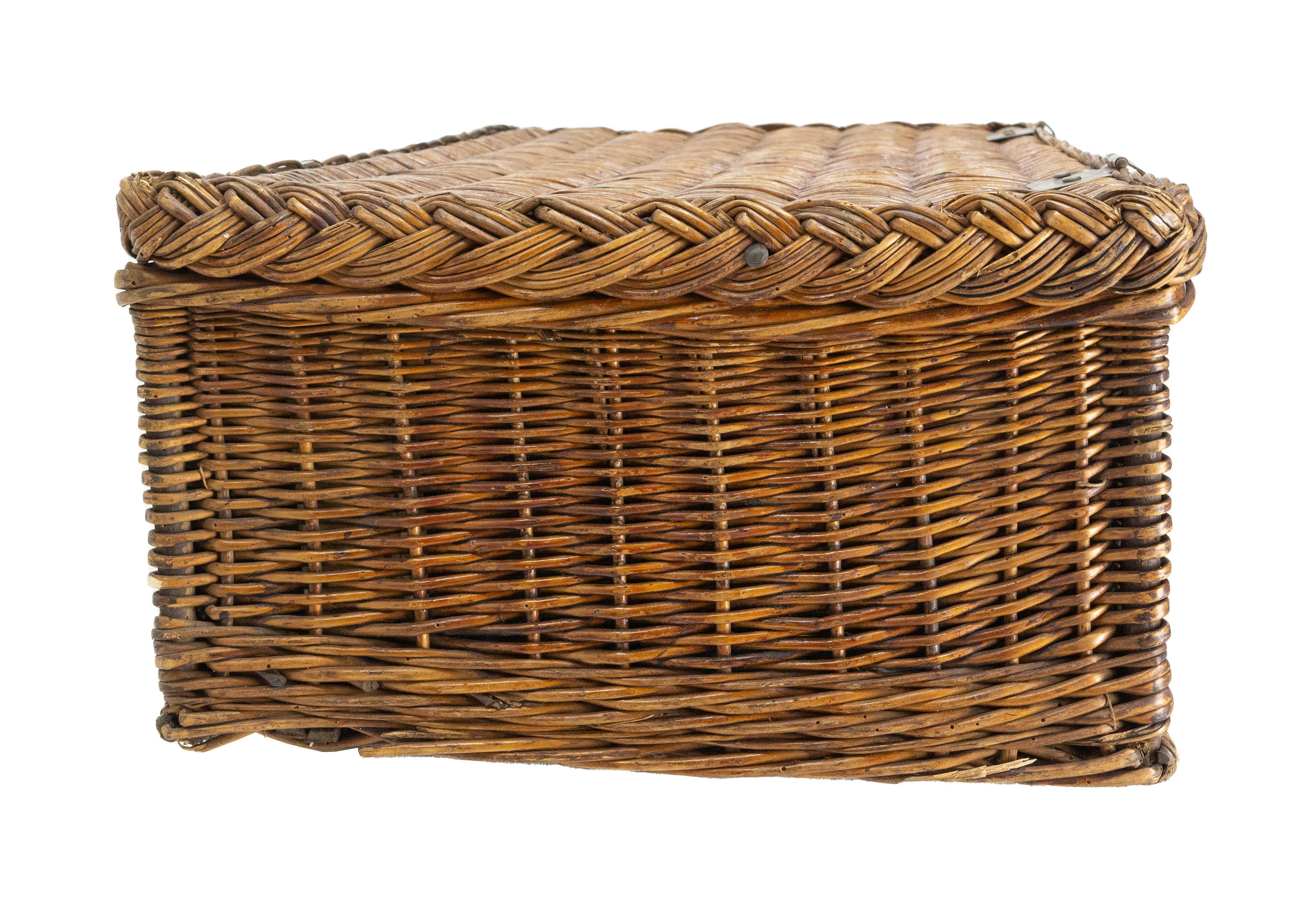 Rattan Suitcase, France, circa 1950 In Good Condition In Labrit, Landes