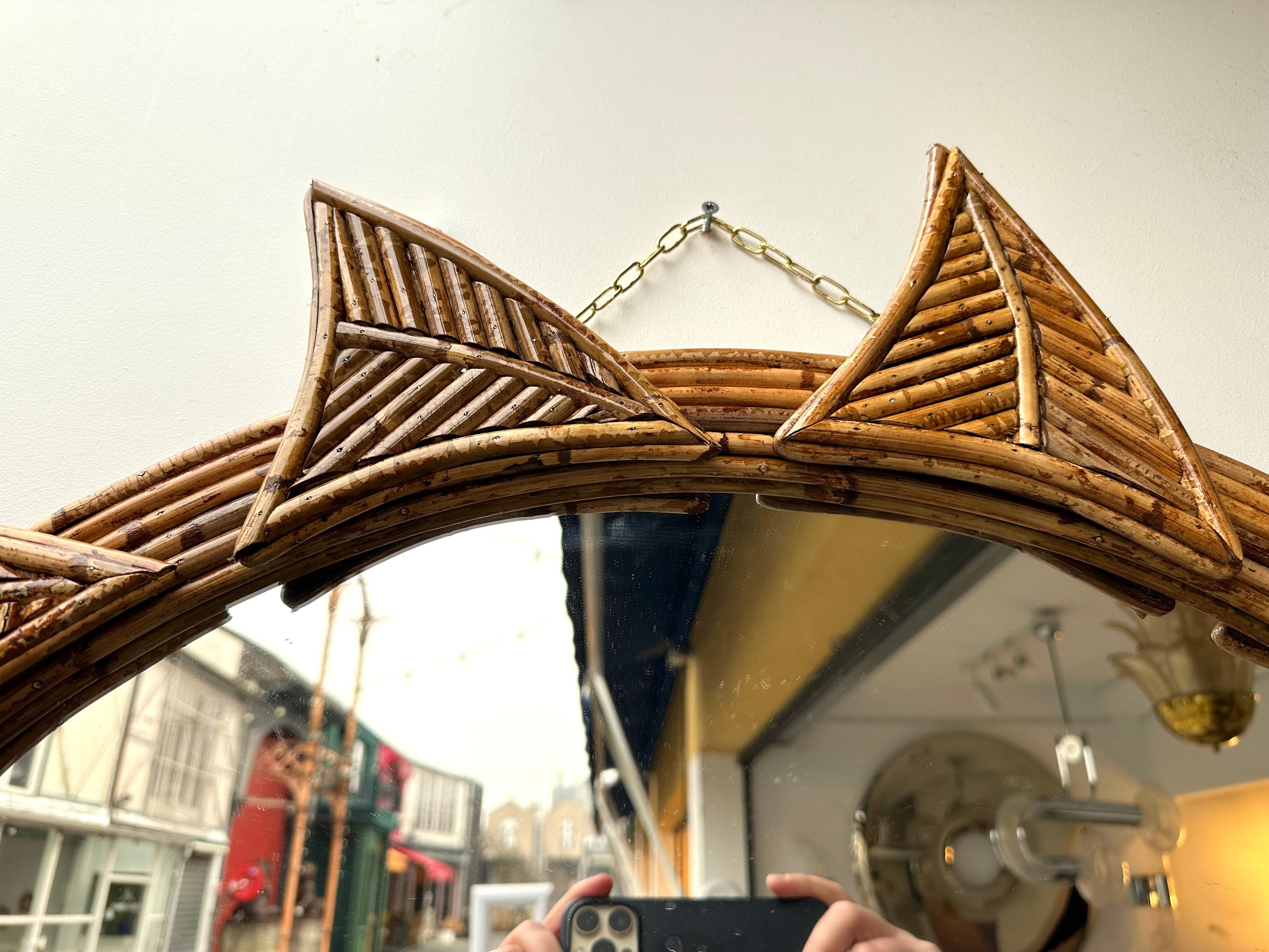 Miroir mural modèle soleil bambou, rotin raphia, osier par la manufacture Vivai del Sud design italien. Tampon de fabrication d'origine au dos.  Des designers célèbres comme Maison Arpex International, Vera, Romeo Zevi, Maison Jansen brass palm