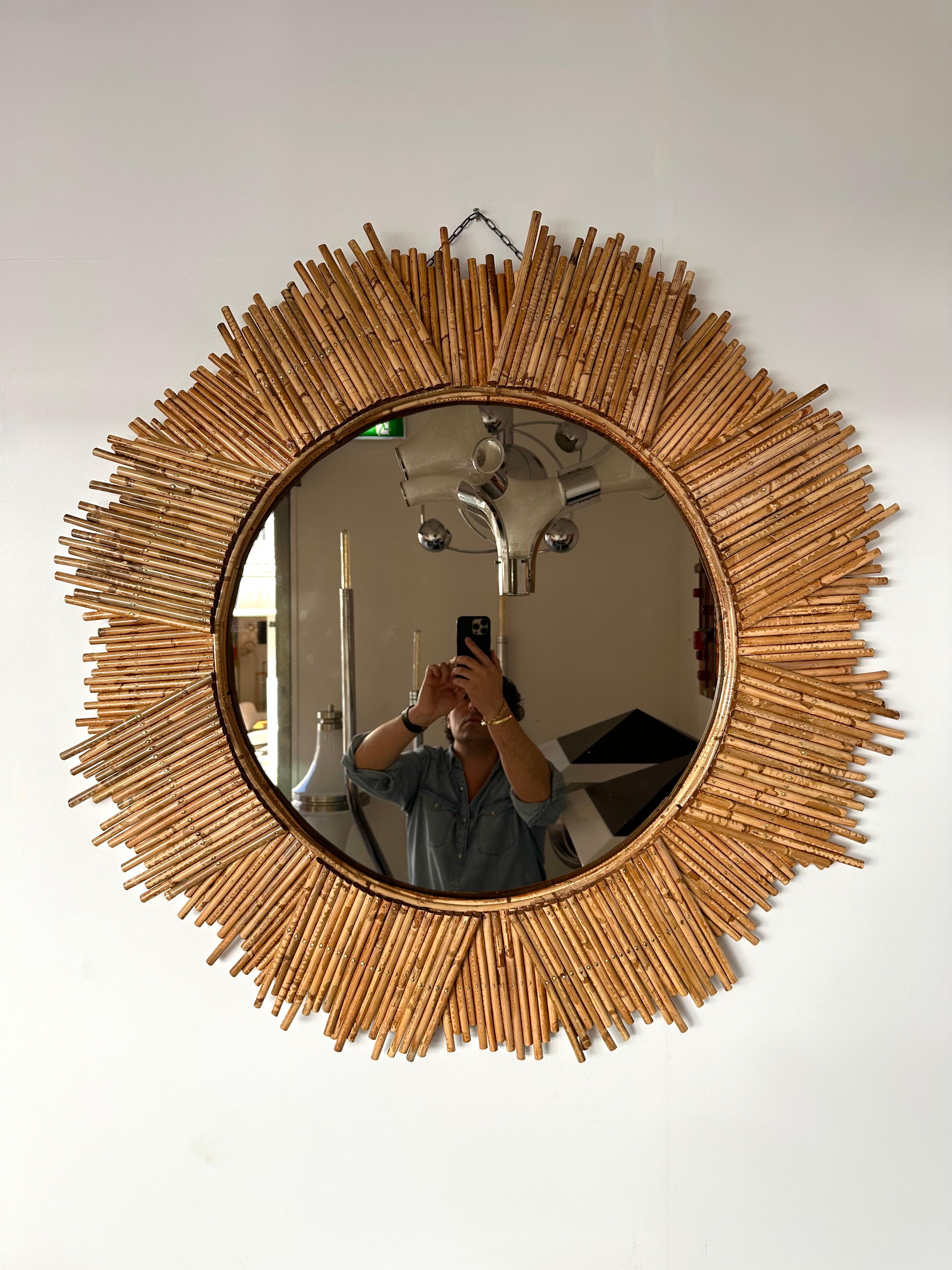 Miroir mural modèle soleil bambou, rotin raphia, osier par la manufacture Vivai del Sud design italien. Tampon de fabrication d'origine au dos.  Des designers célèbres comme Maison Arpex International, Vera, Romeo Zevi, Maison Jansen brass palm