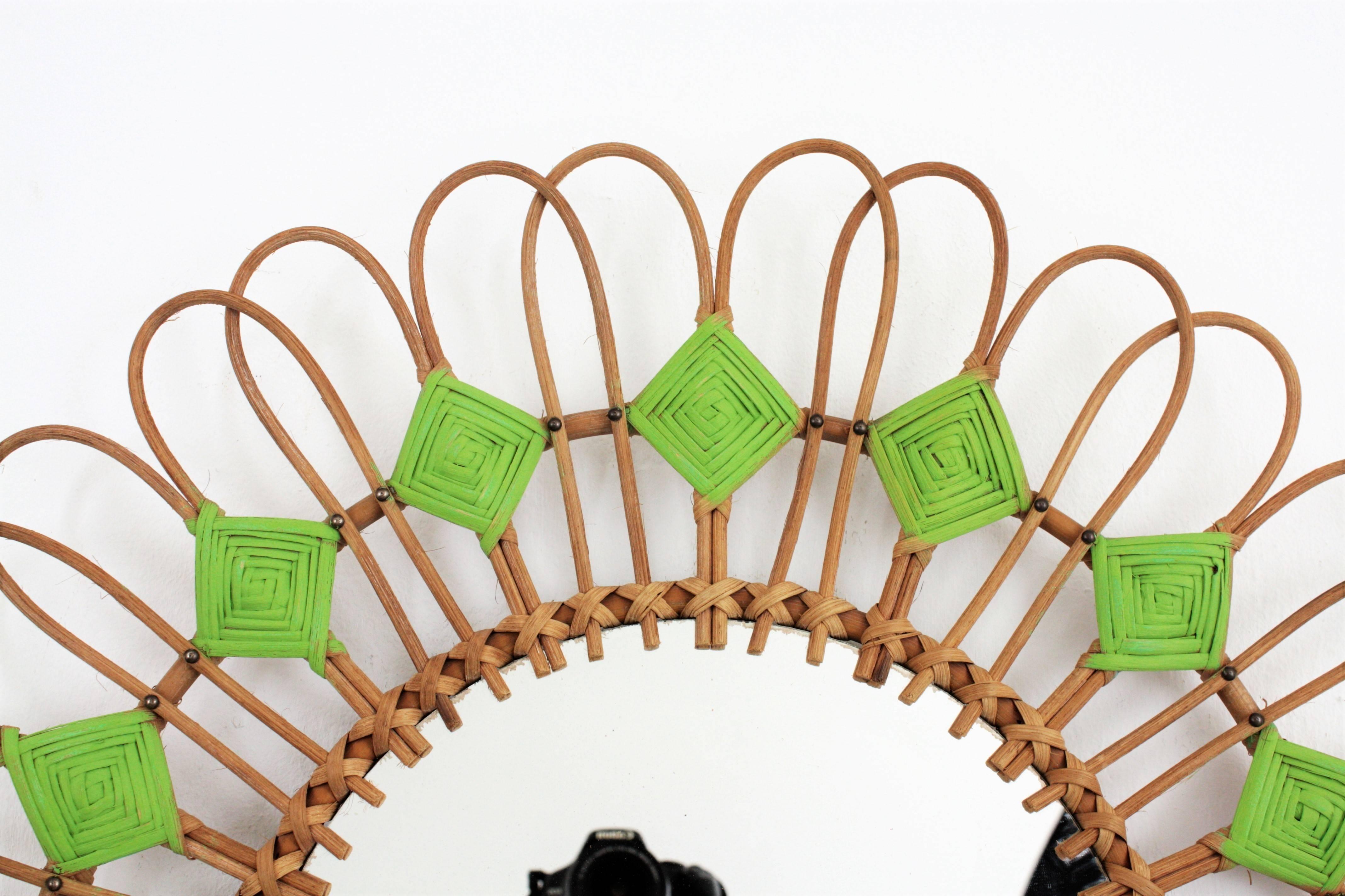 Specchio a raggiera con fiori in rattan e accenti verdi, anni '50 in vendita 1