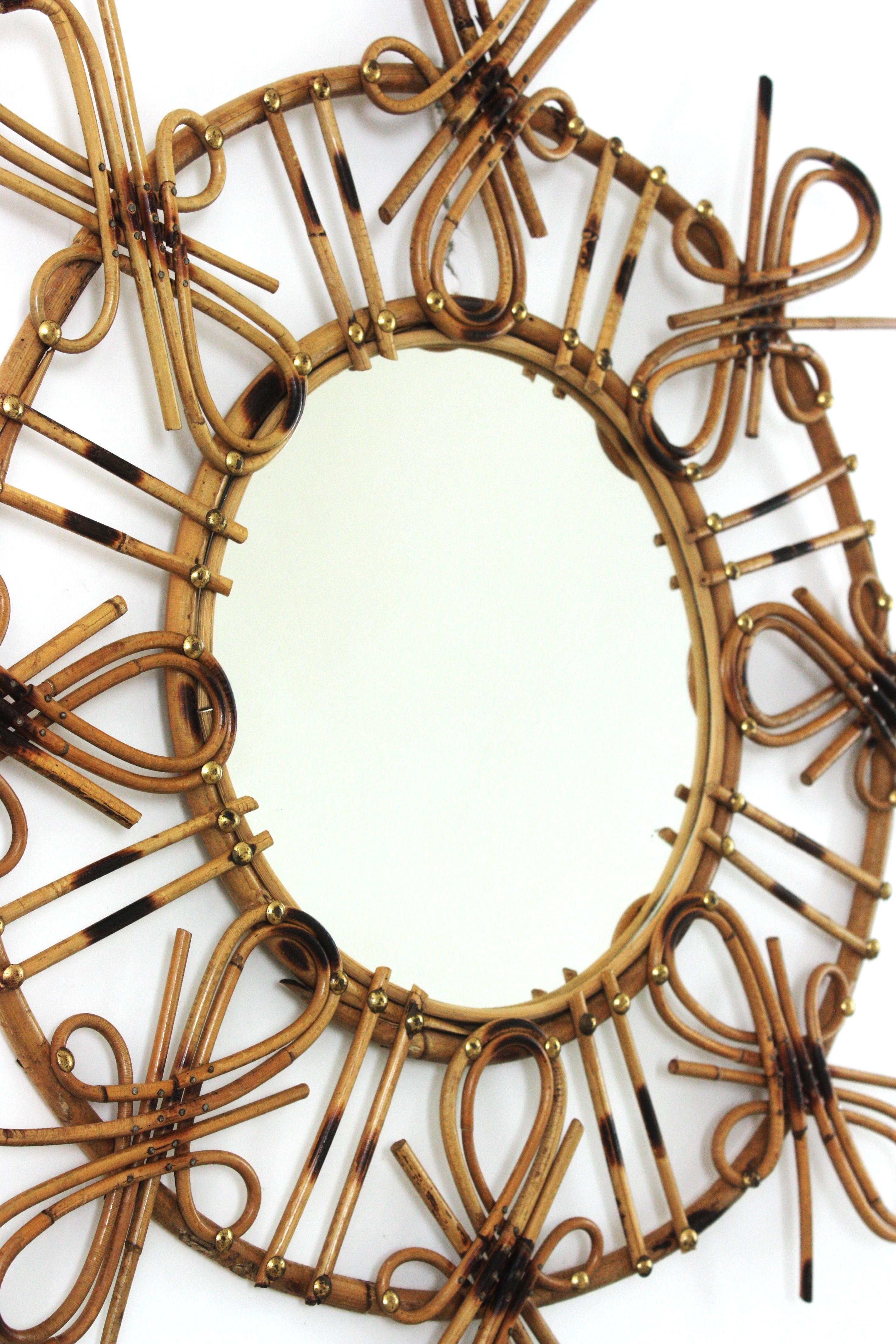 Spagnolo Specchio in rattan Sunburst con motivo Chinoiserie, anni '50 in vendita