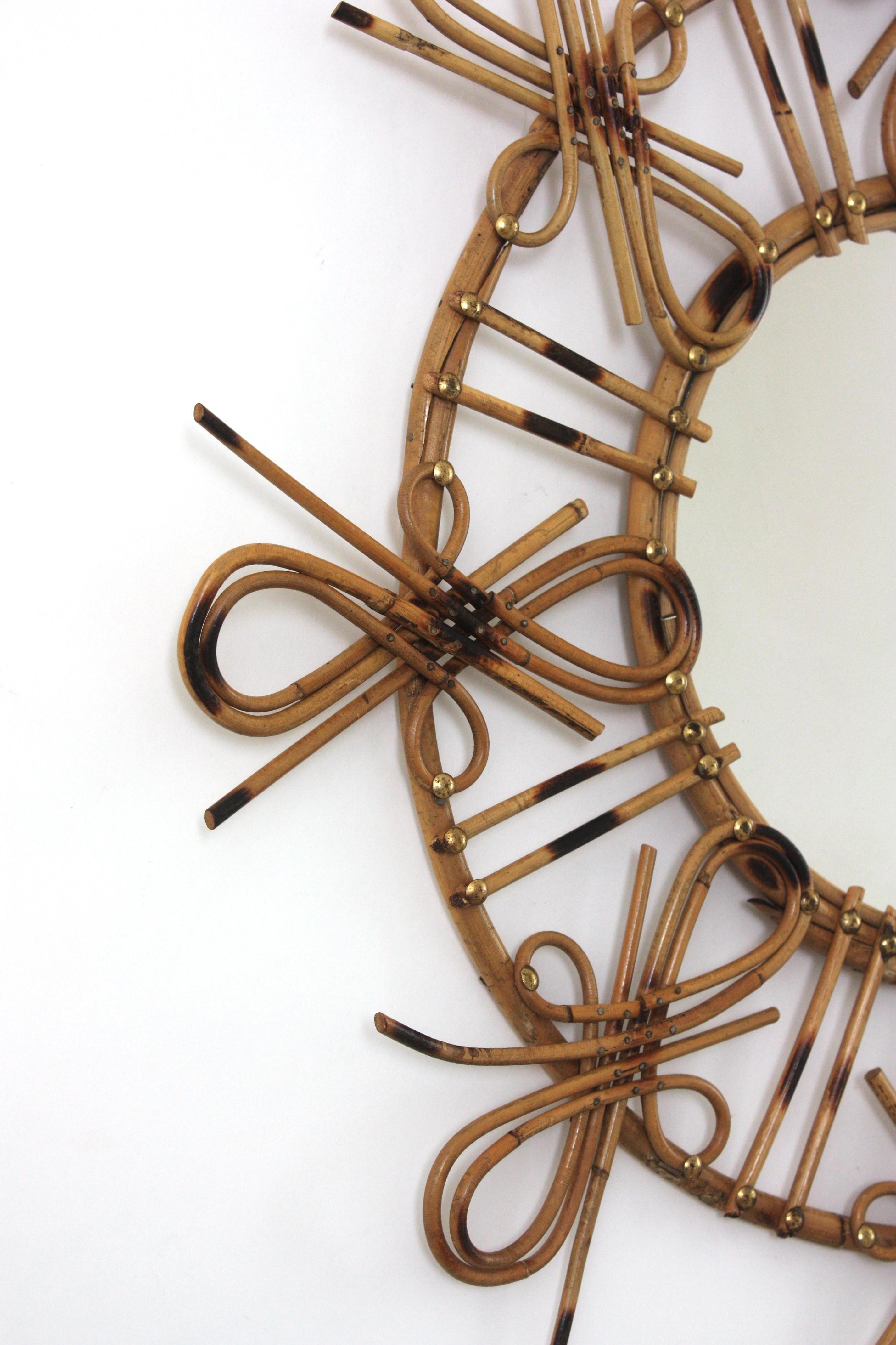 Fatto a mano Specchio in rattan Sunburst con motivo Chinoiserie, anni '50 in vendita