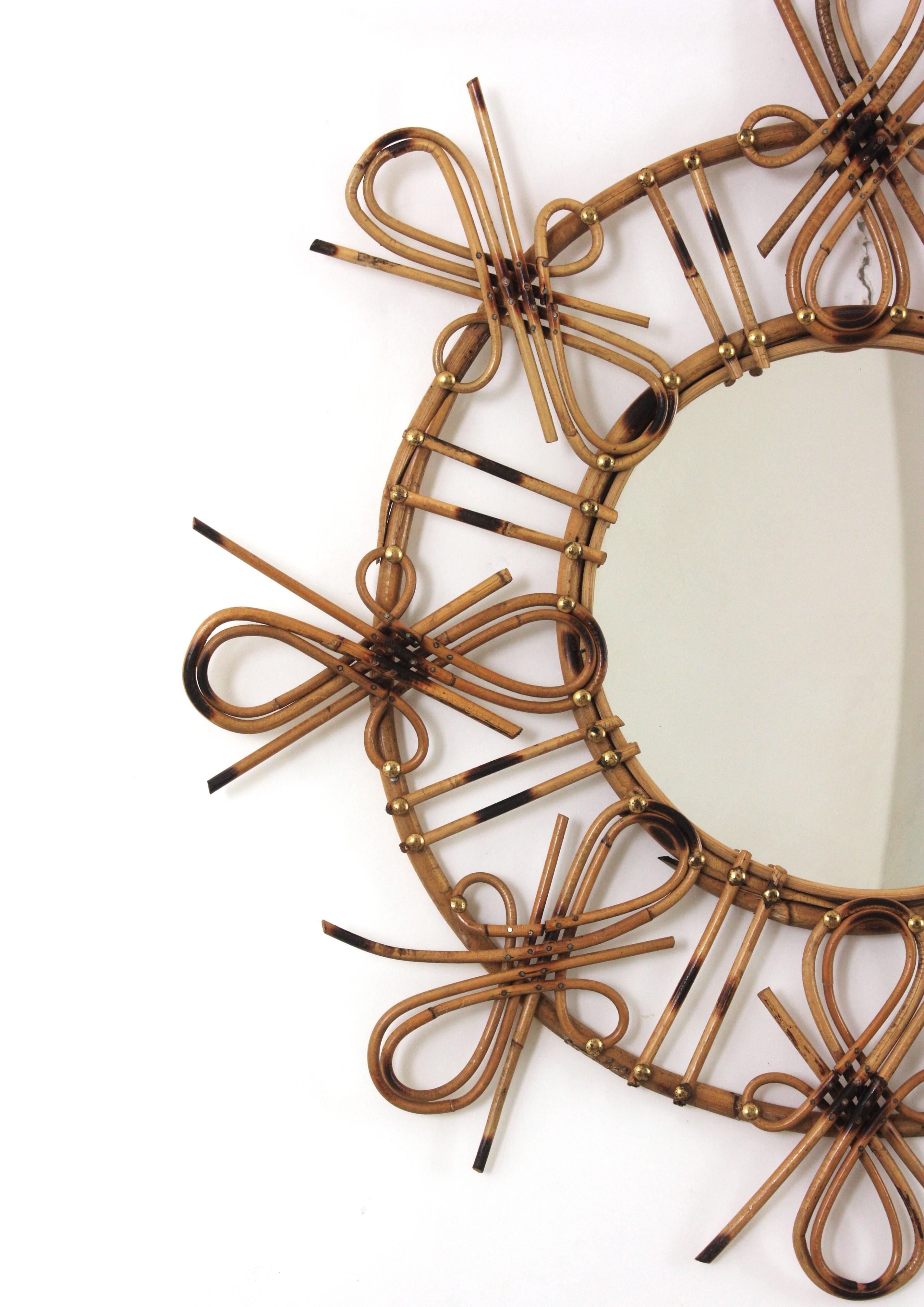 Specchio in rattan Sunburst con motivo Chinoiserie, anni '50 In condizioni buone in vendita a Barcelona, ES